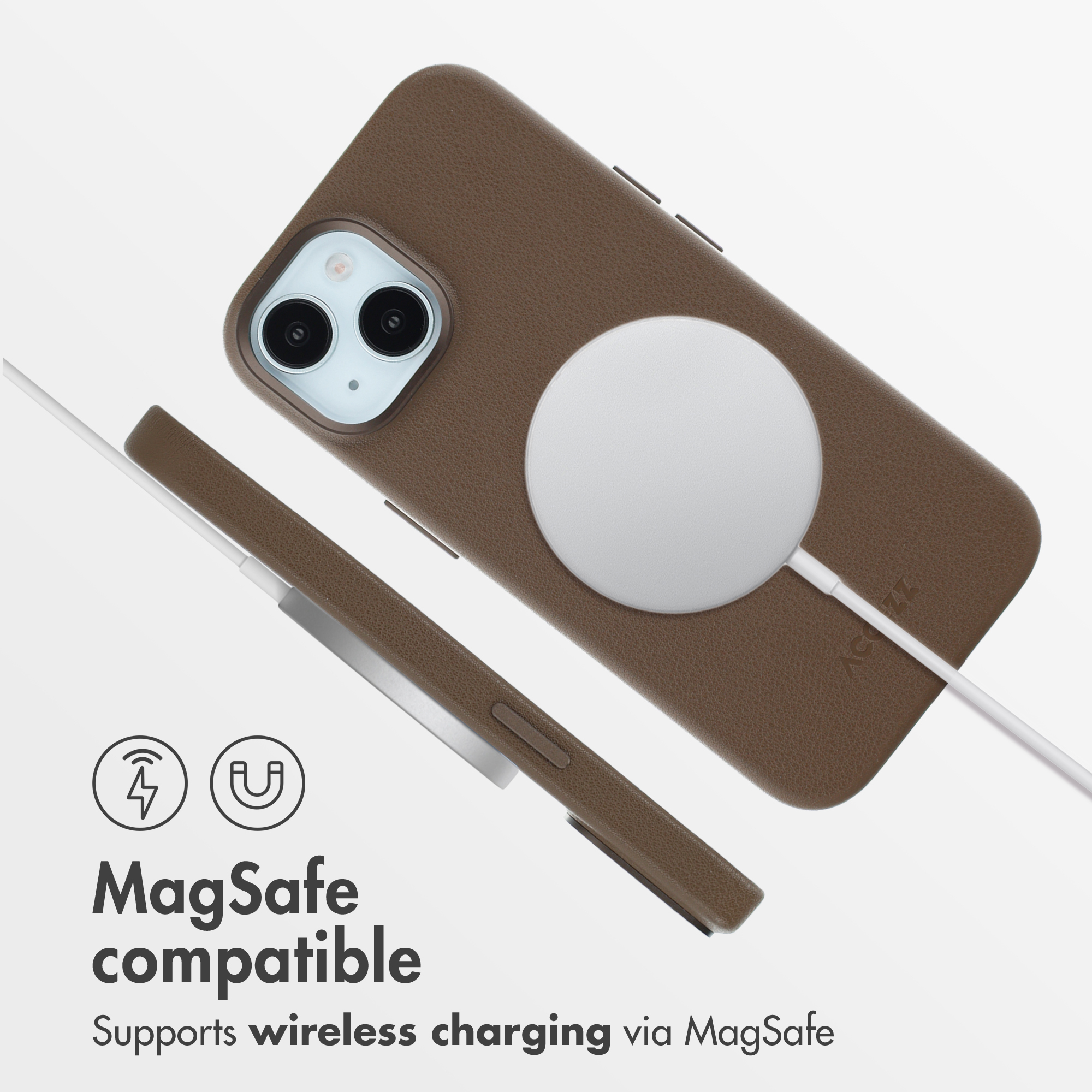 Una custodia per smartphone in pelle marrone con caricabatterie MagSafe e testo di compatibilità.