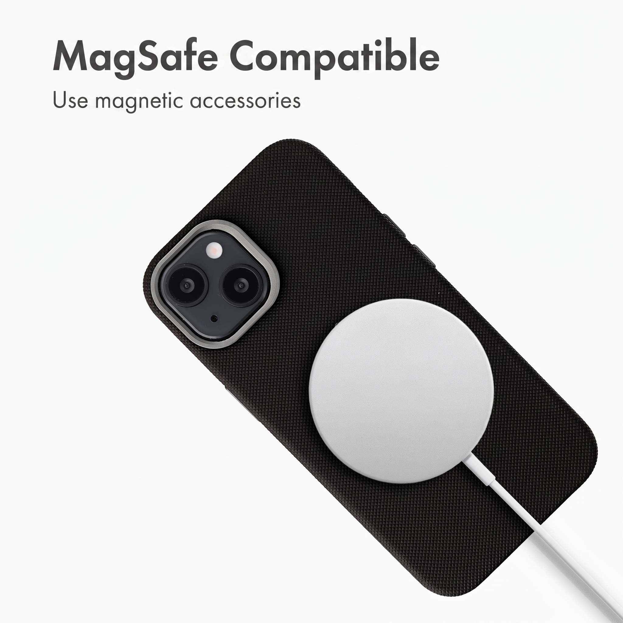 Een zwarte telefoon in gestructureerd hoesje met witte MagSafe-oplader op witte achtergrond, met tekst erboven.