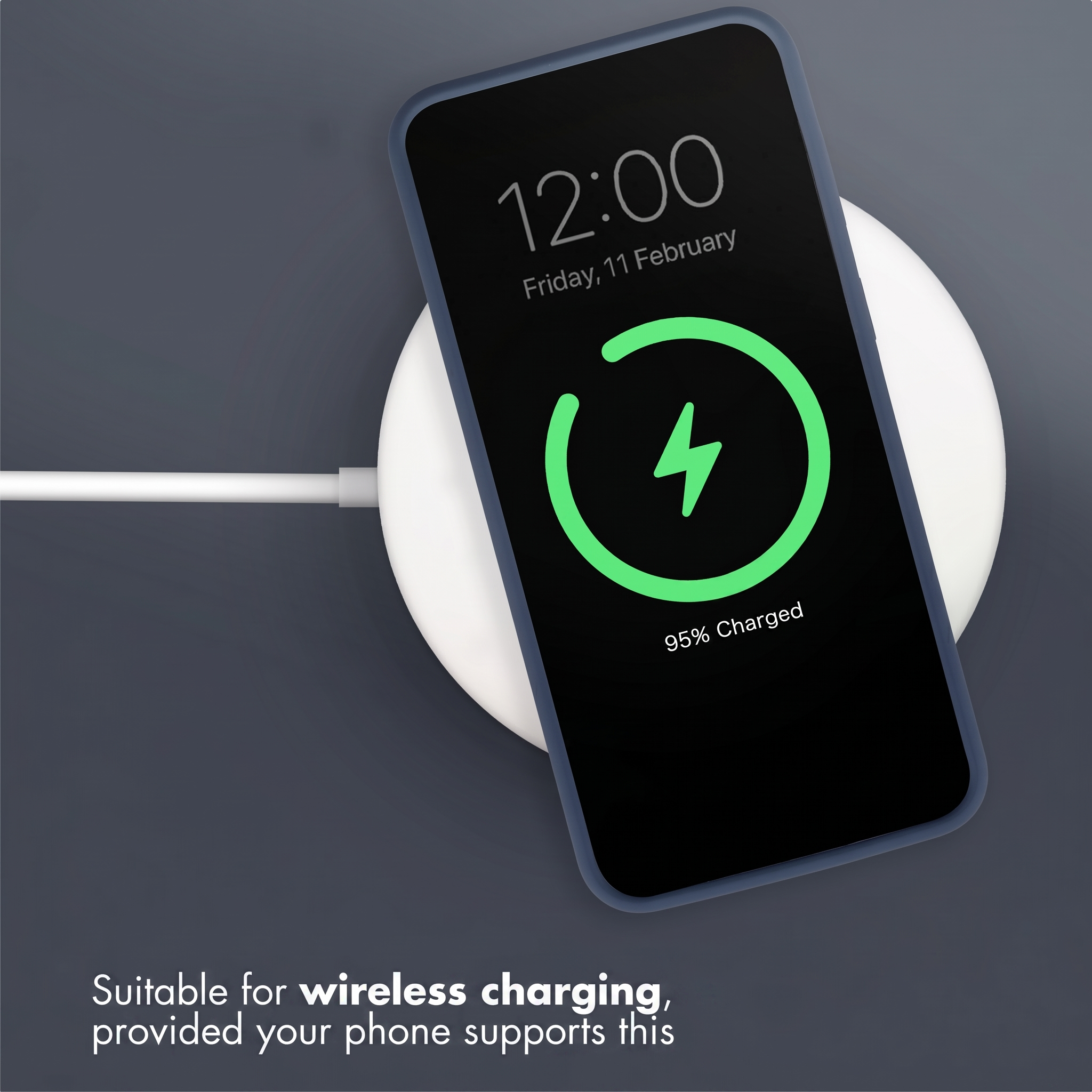 Smartphone sur chargeur sans fil blanc affichant 95% de charge et l'heure.