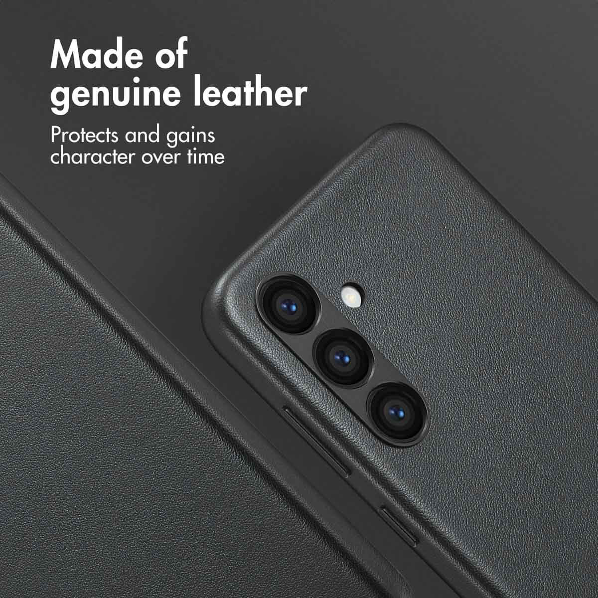 Custodia per smartphone in pelle nera con tre obiettivi e testo sulla qualità su sfondo grigio.