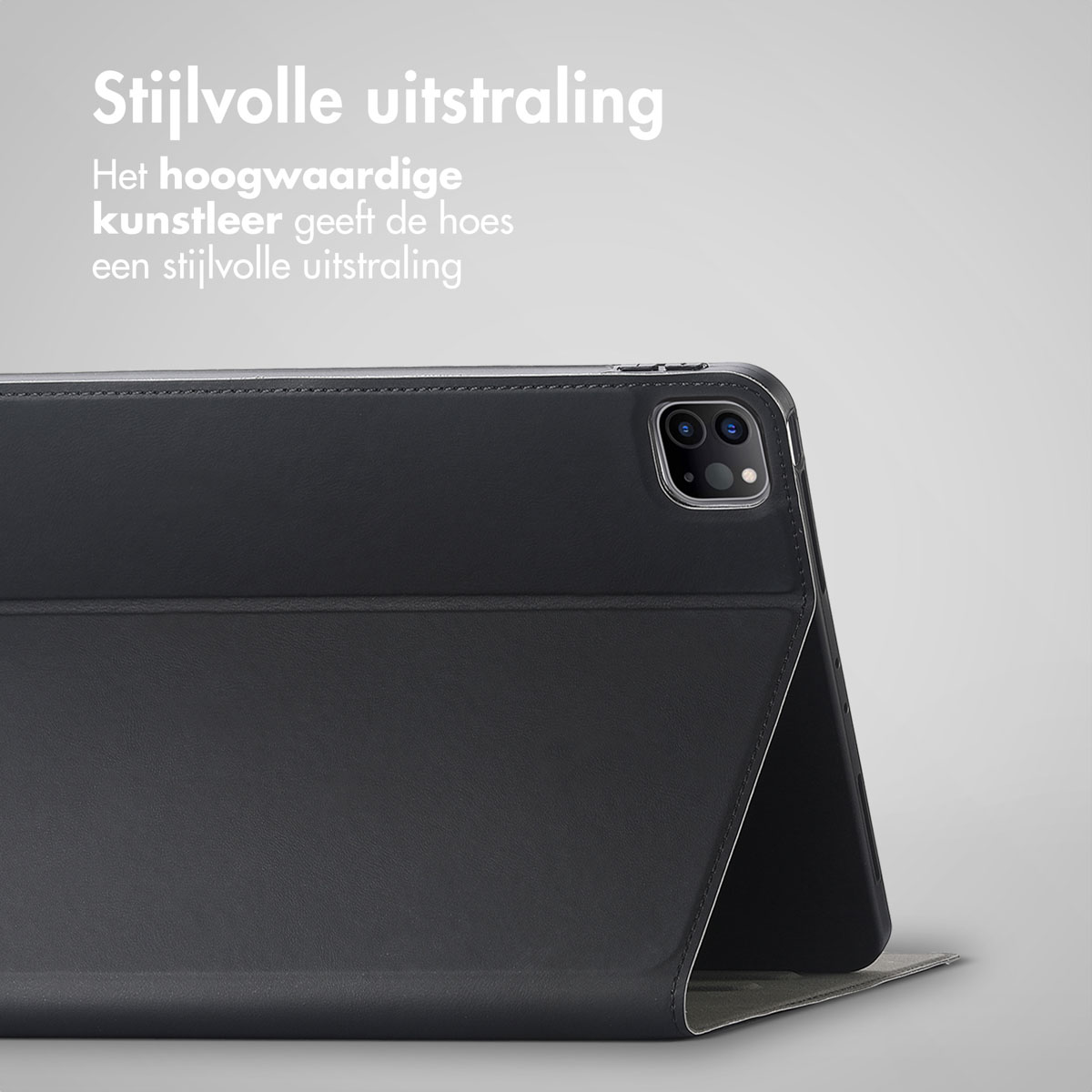Una custodia nera per tablet con apertura per fotocamera si erge su sfondo grigio, con testo promozionale in olandese.