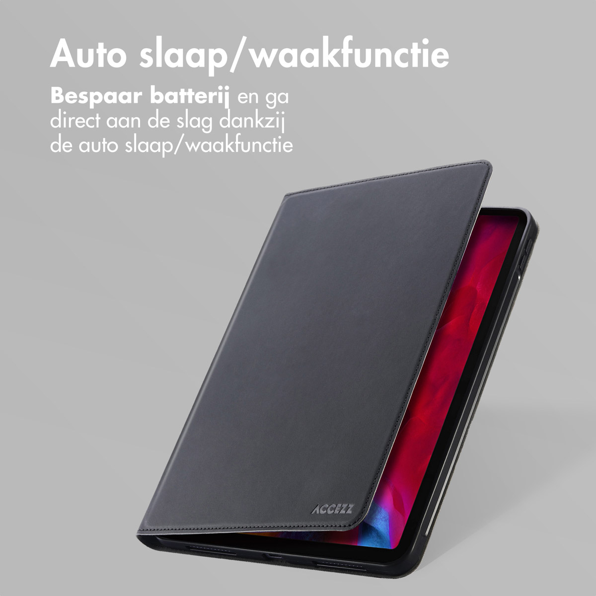 Una custodia per tablet nera parzialmente aperta su sfondo grigio, con testo in olandese in alto a sinistra.