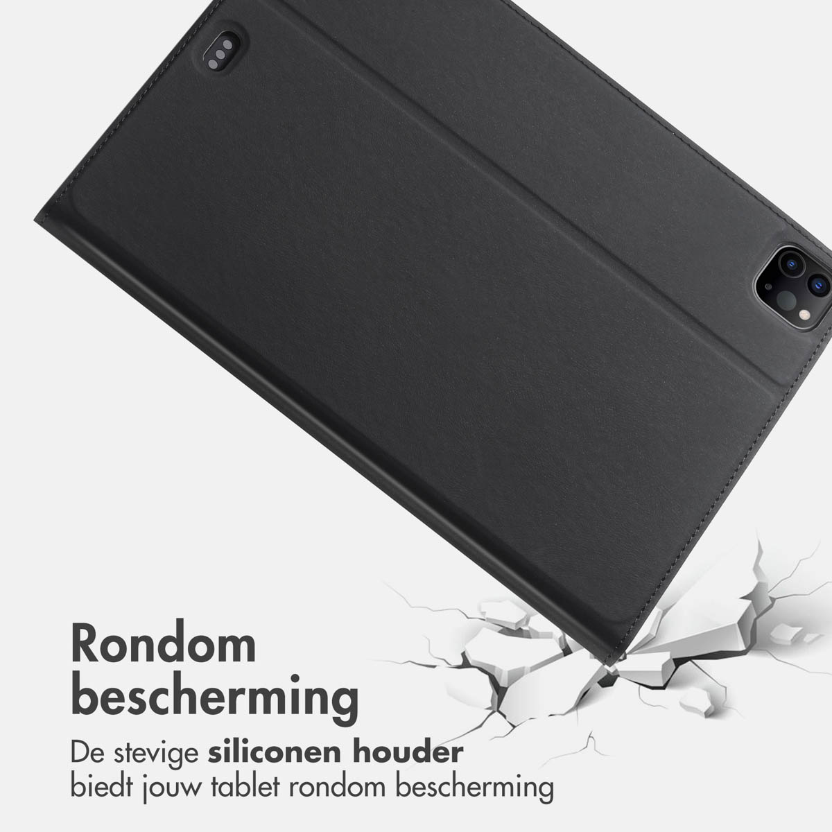 Custodia per tablet nera su sfondo bianco rotto con testo promozionale in olandese.