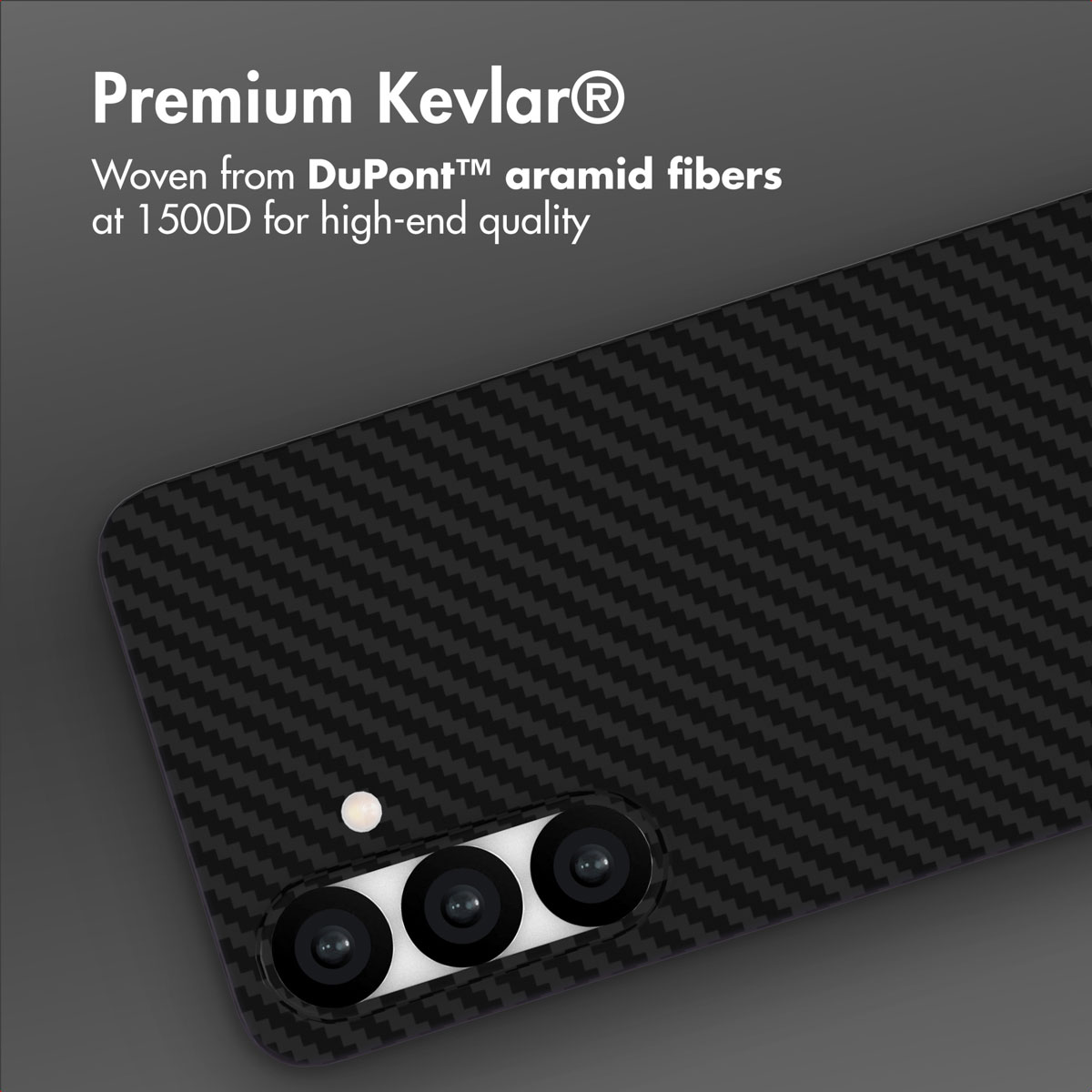 Coque de smartphone en fibre de carbone noire avec texte et trois objectifs.