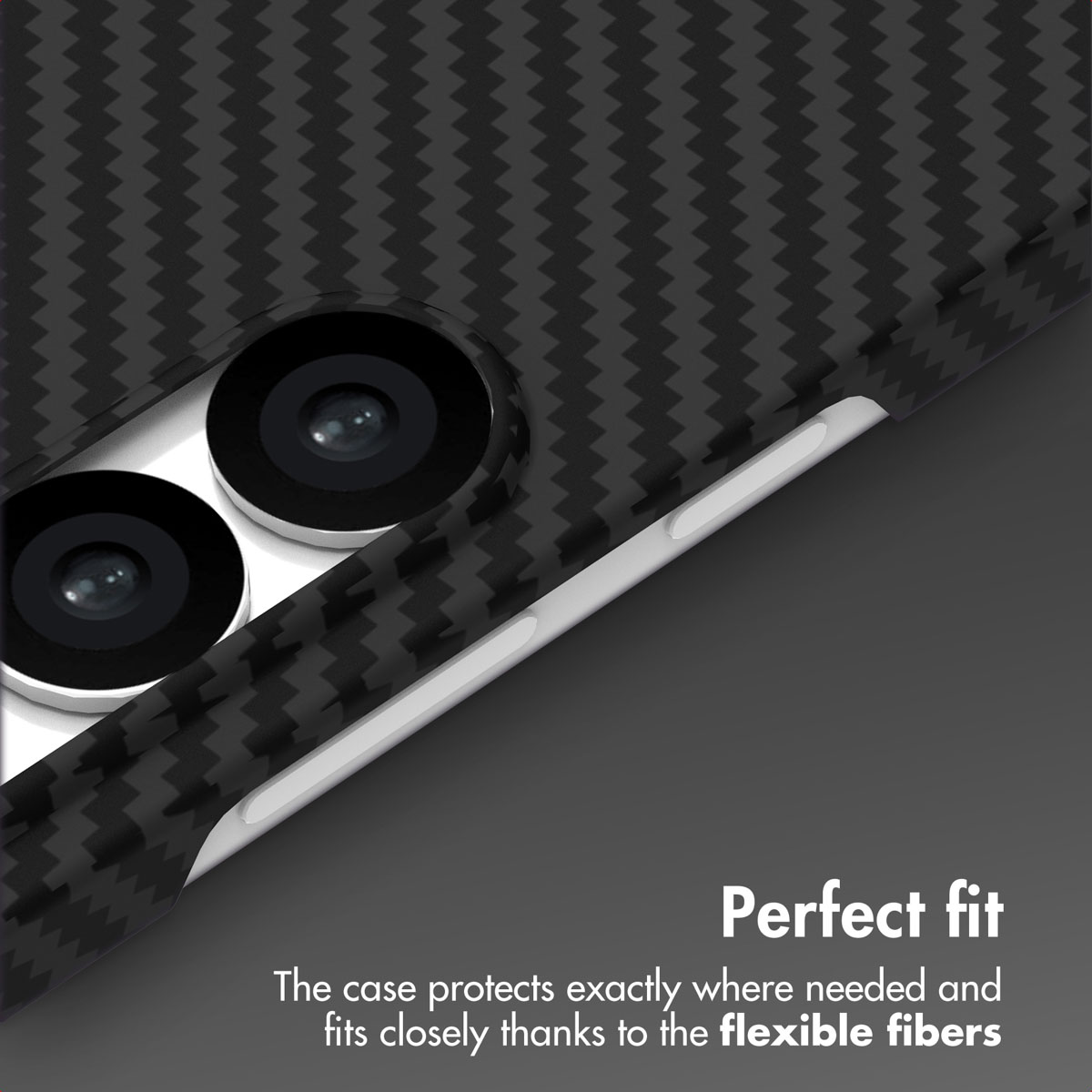 Gros plan d'une coque de téléphone en fibre de carbone avec découpes pour double appareil photo.