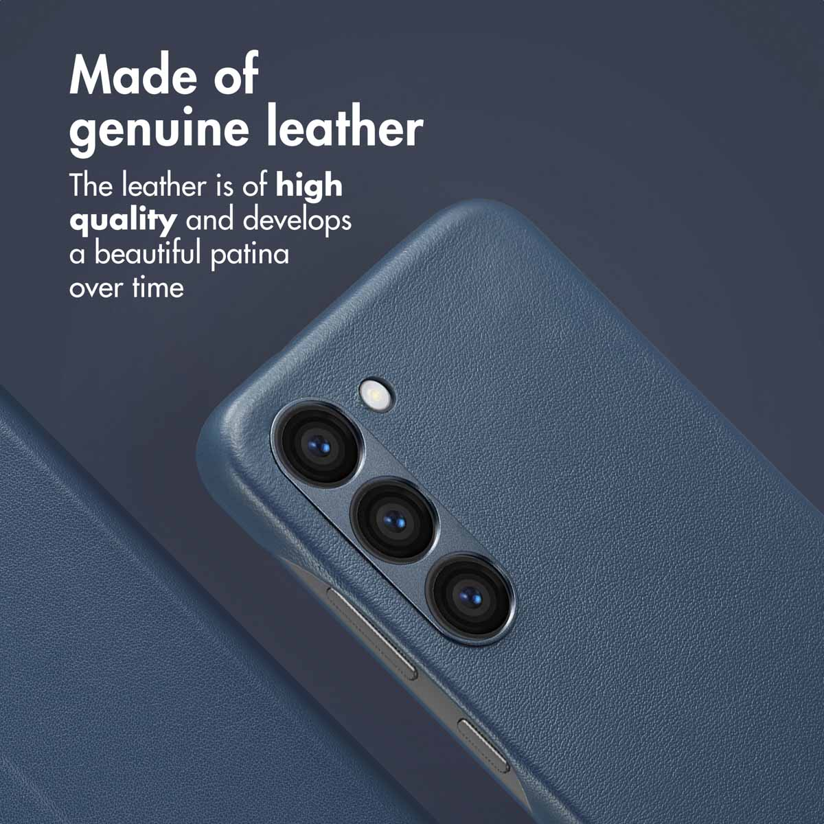 Blauwe smartphonehoes van echt leer met camera-uitsparingen en tekst.