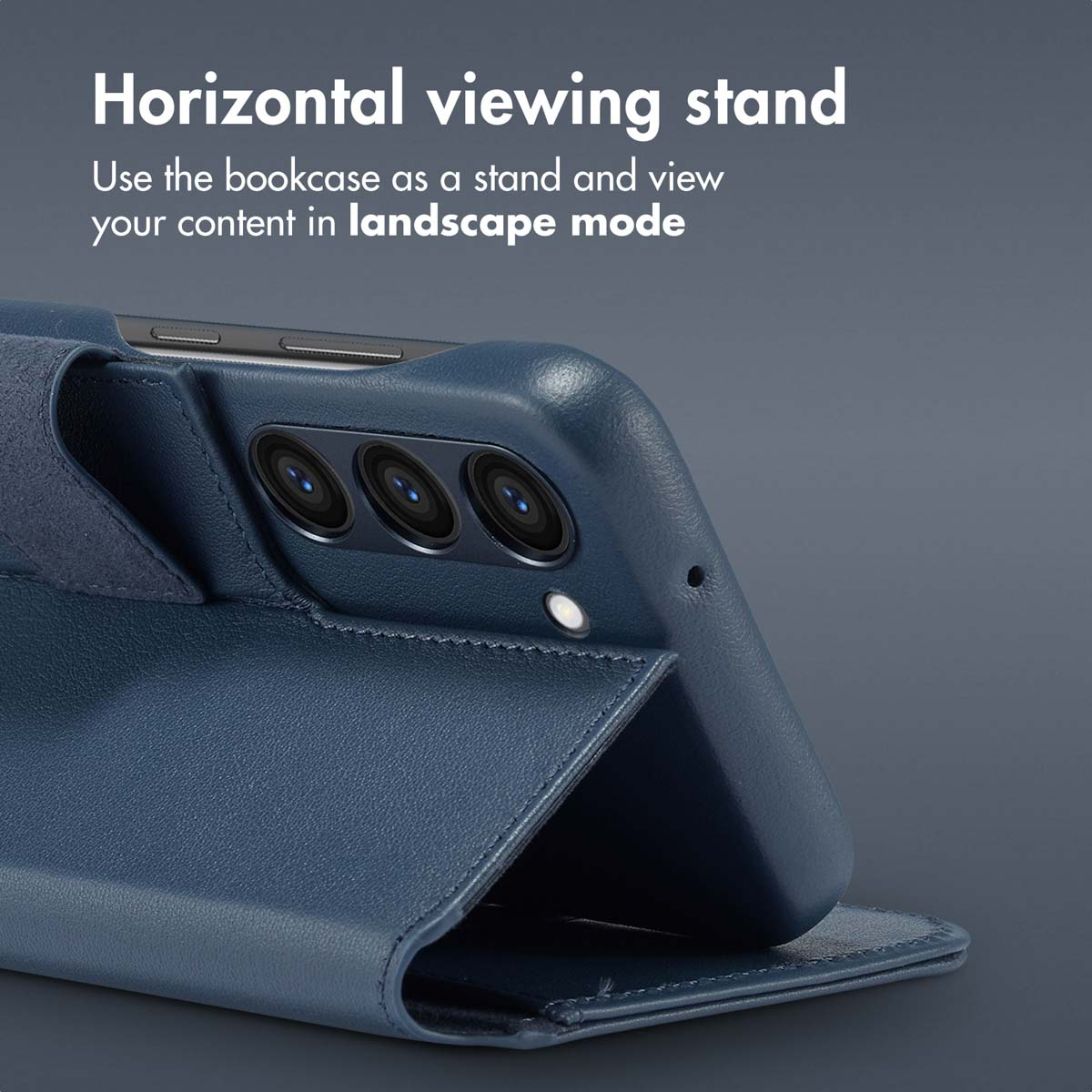 Een smartphone in een blauwe hoes die dient als horizontale standaard, met tekst.