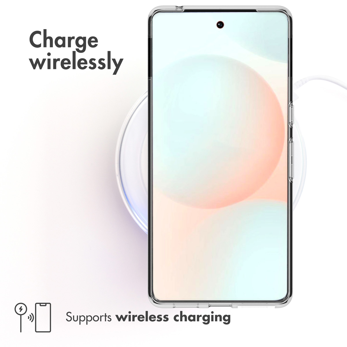 Uno smartphone poggia su una base di ricarica wireless rotonda su sfondo bianco con testo.