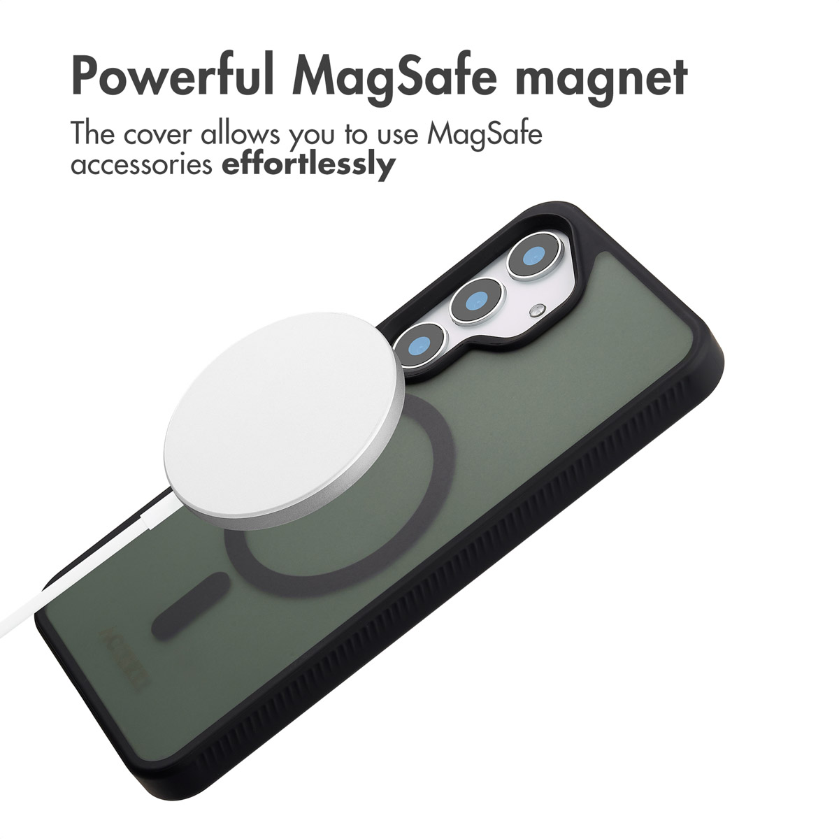 Un smartphone en funda verde conectado a un cargador MagSafe blanco sobre fondo blanco.