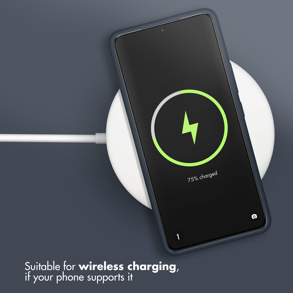 Un smartphone se recharge sans fil sur un socle blanc, affichant 75 % de batterie et un éclair.