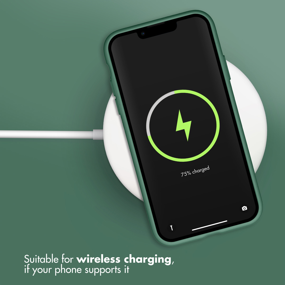 Ein grunes Smartphone liegt auf einer weissen Ladestation vor einem grunen Hintergrund.
