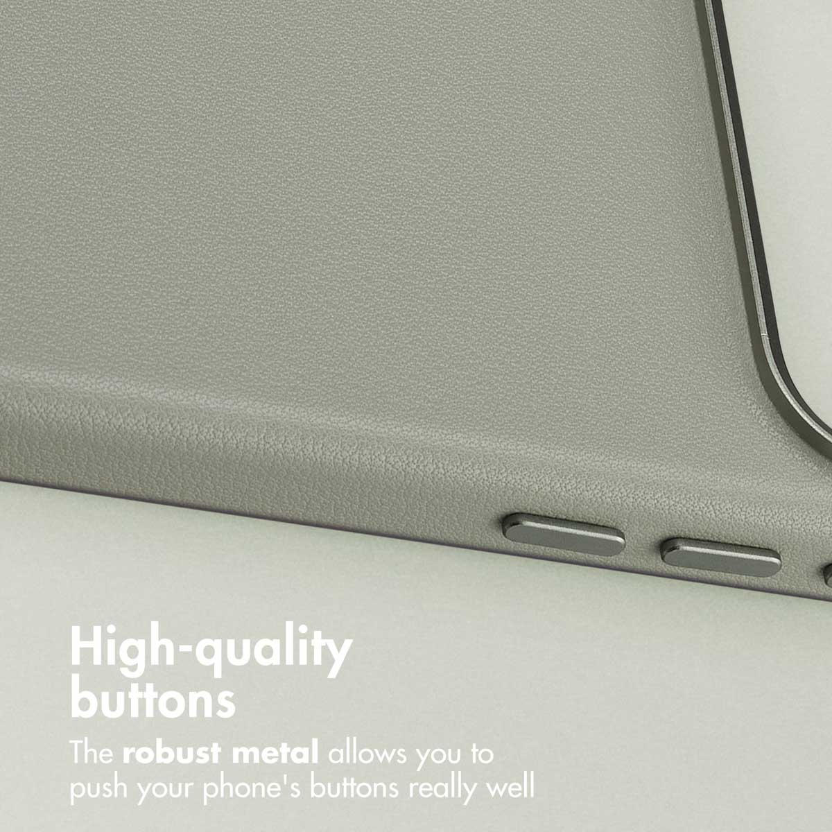 Primer plano de una funda de teléfono gris con botones metálicos y texto.