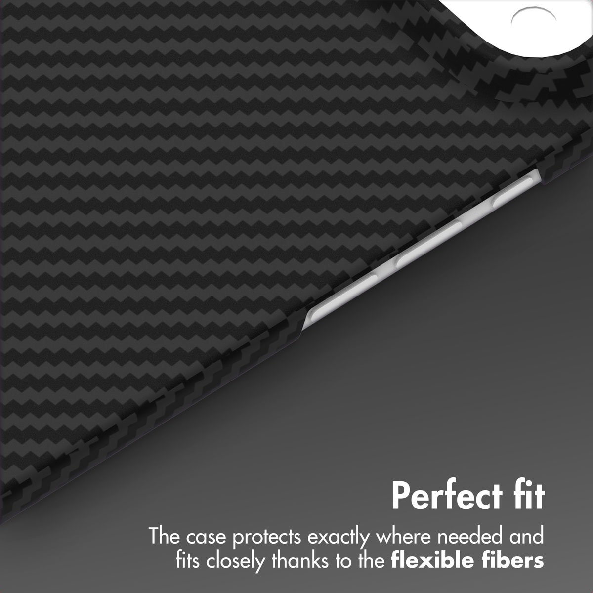 Funda de tableta de fibra de carbono negra con recortes precisos para botones.