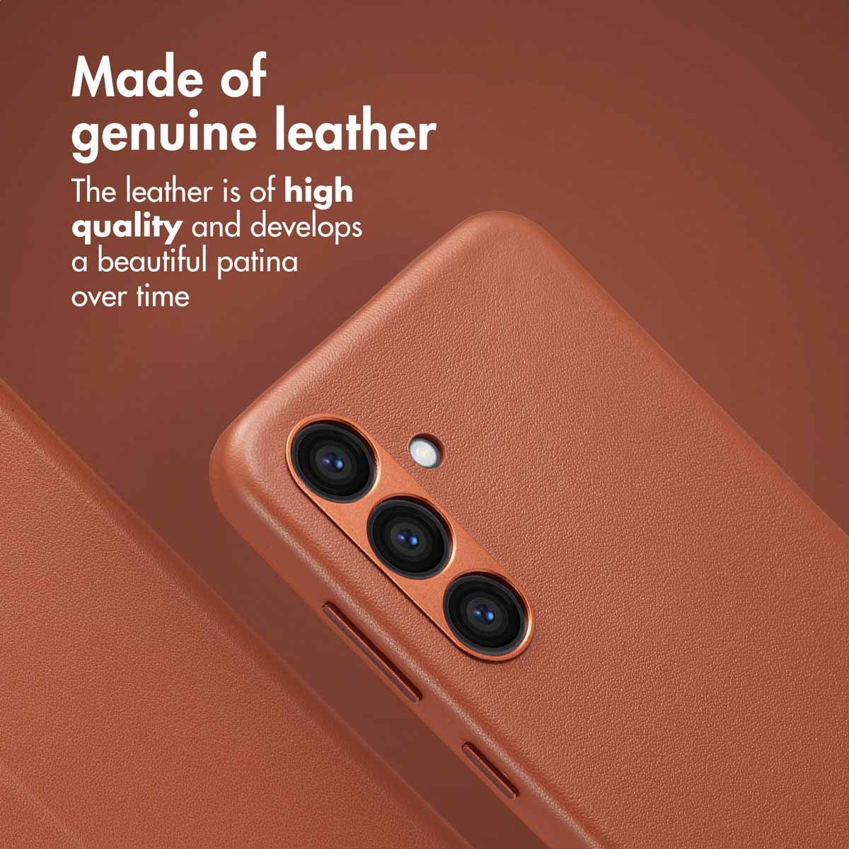 Coque de téléphone en cuir marron avec trois ouvertures de caméra et du texte.
