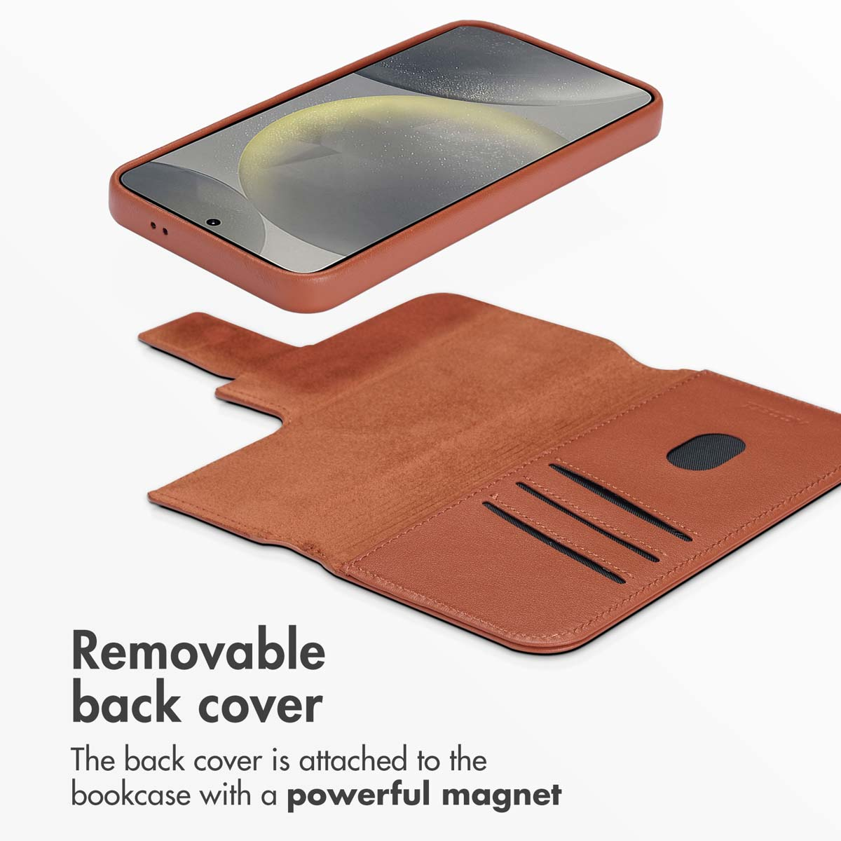 Coque de téléphone en cuir marron avec étui amovible et fentes pour cartes sur fond blanc.