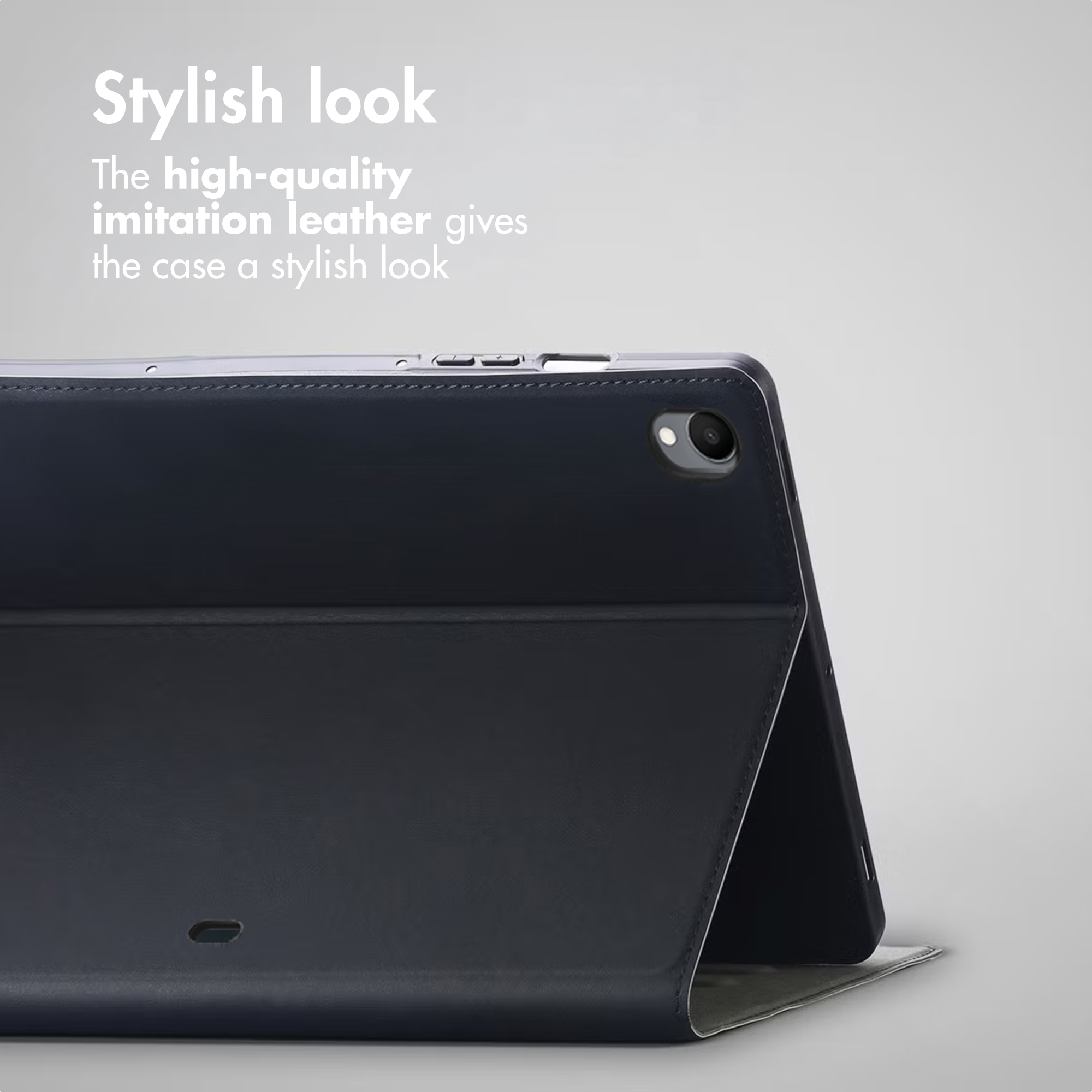 Étui pour tablette en similicuir bleu foncé avec découpe pour appareil photo sur fond gris.