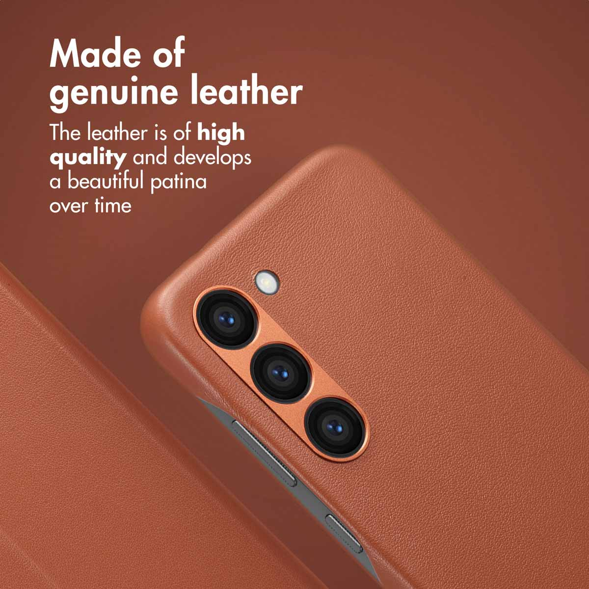 Close-up van een bruine leren telefoonhoesje met drie cameralenzen en tekst op de achtergrond.