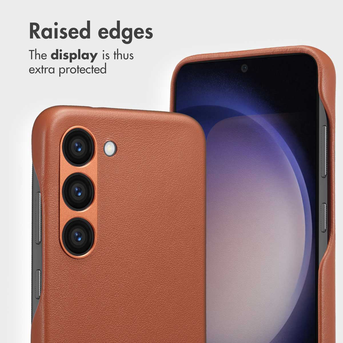 Bruine leren smartphonehoesje met opstaande randen voor displaybescherming, met achtercamera's en scherm.