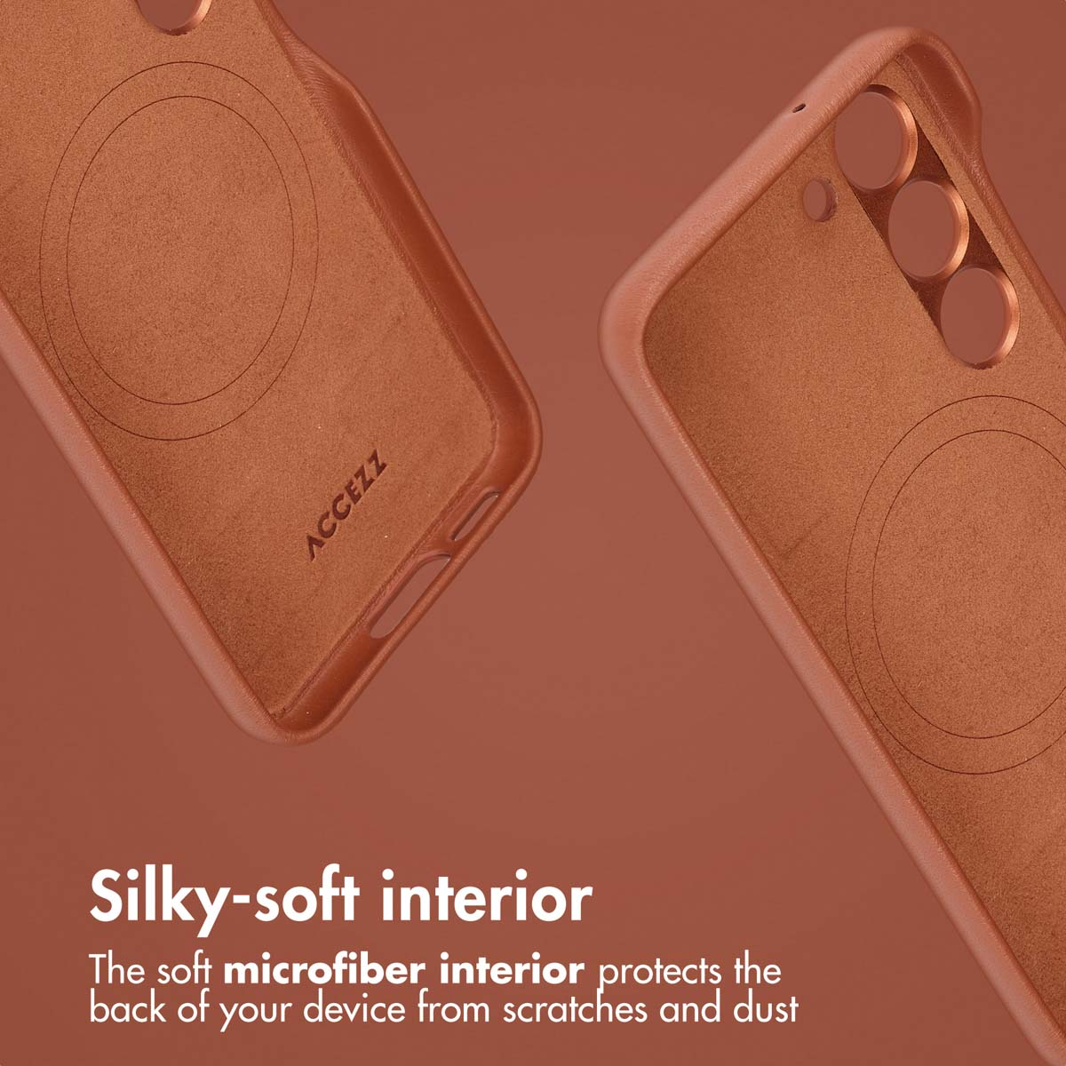 Twee bruine telefoonhoesjes met zachte microvezel binnenkant en cirkelvormige merklogo's op een bruine achtergrond.