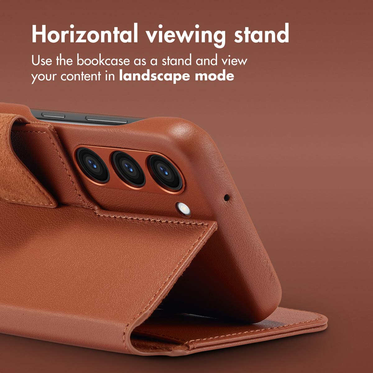 Bruine leren telefoonhoes met drie camera's, gebruikt als standaard in landschapmodus.