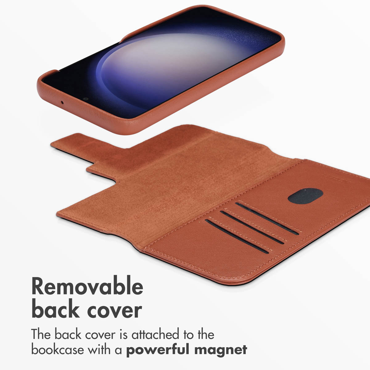 Een bruine leren smartphonehoesje en een bijpassende magnetische portemonnee open op een witte achtergrond.