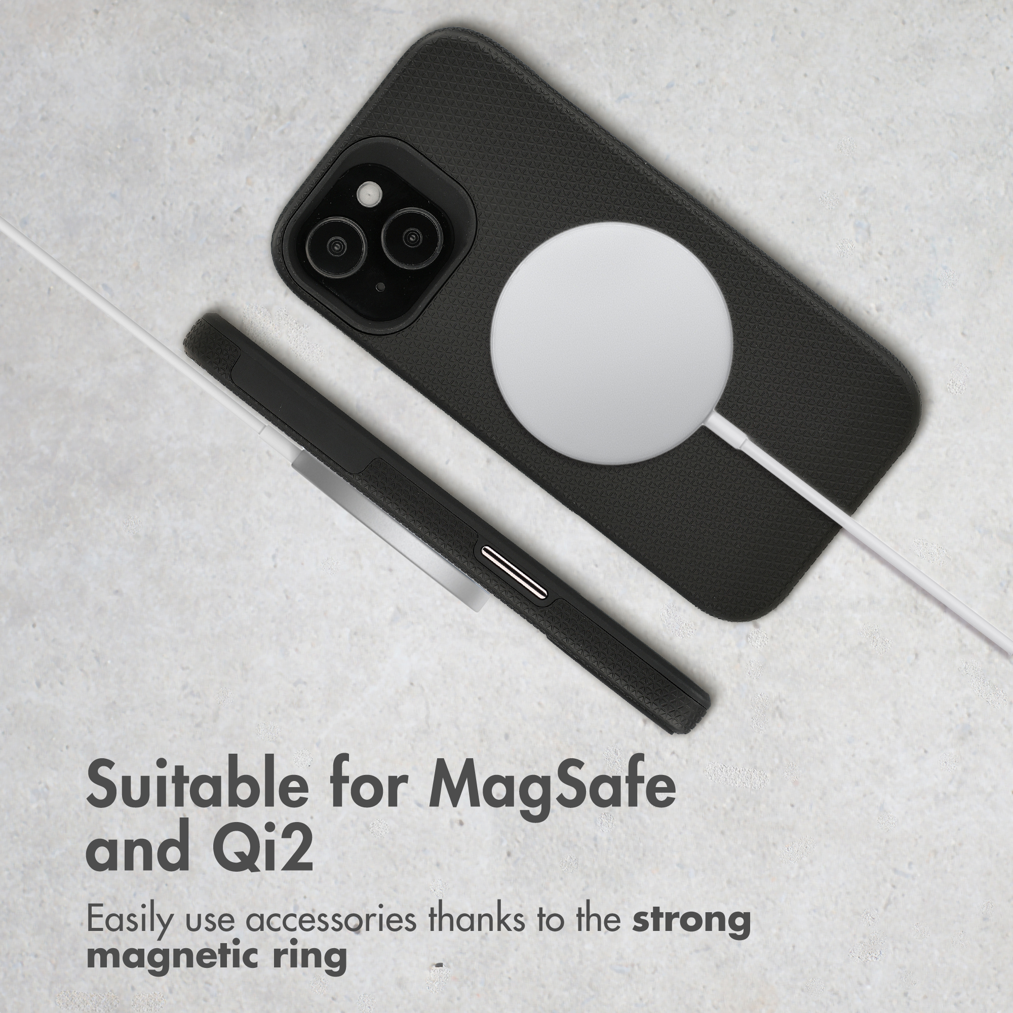 Coque de téléphone noire avec anneau MagSafe et câble de charge blanc sur fond clair.