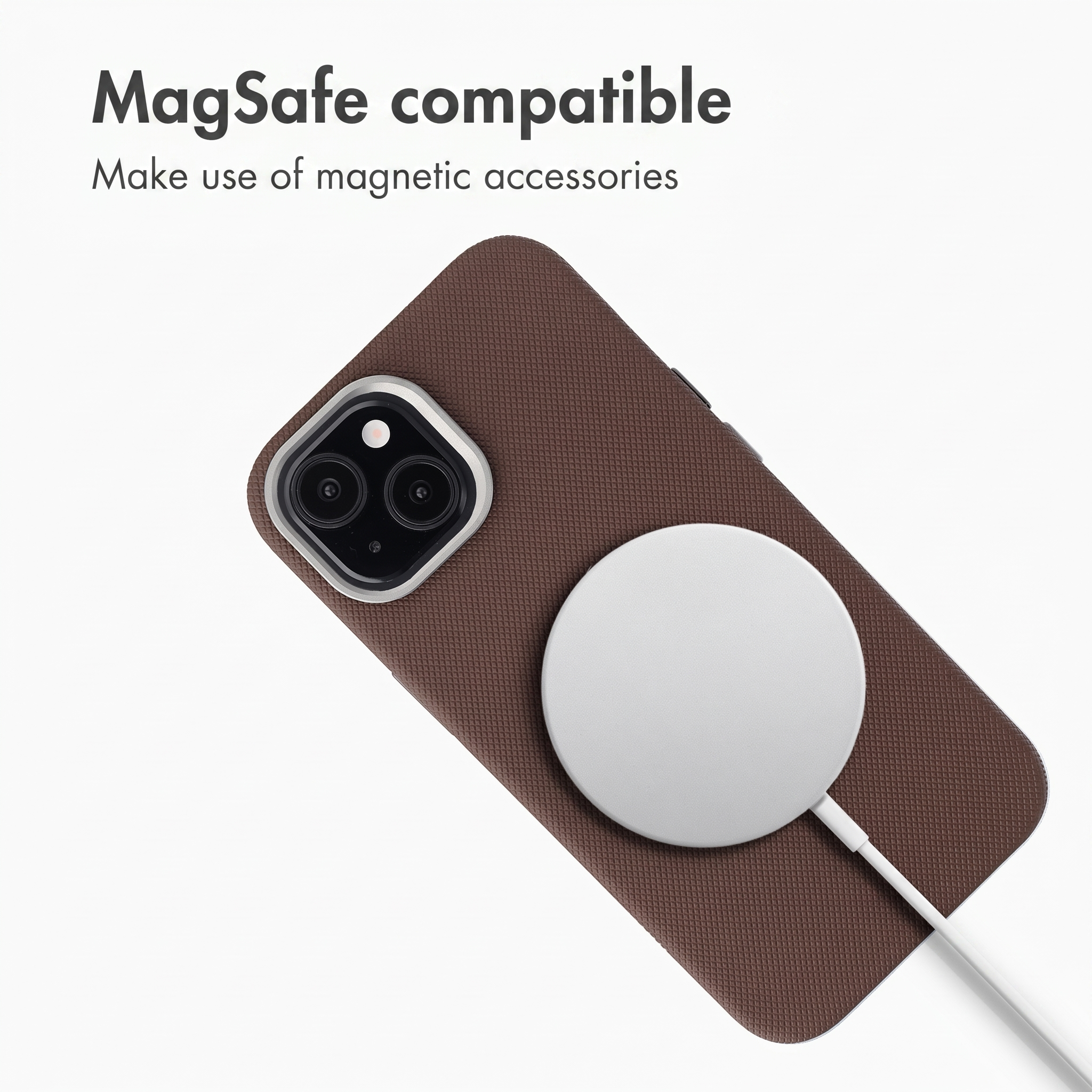 Uno smartphone marrone con caricabatterie MagSafe bianco sul retro su sfondo bianco.