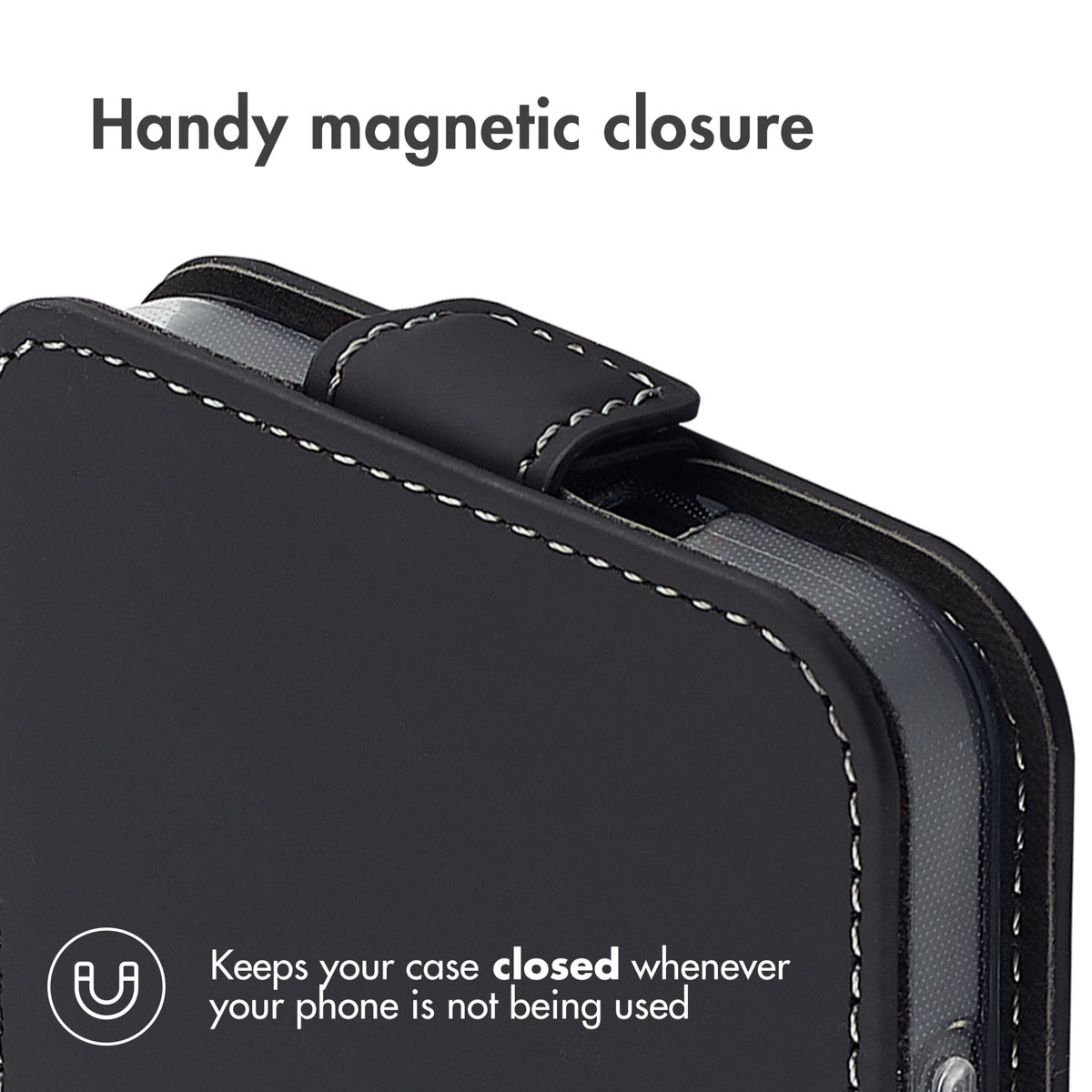 Primer plano de una funda de teléfono negra con cierre magnético y costuras blancas.