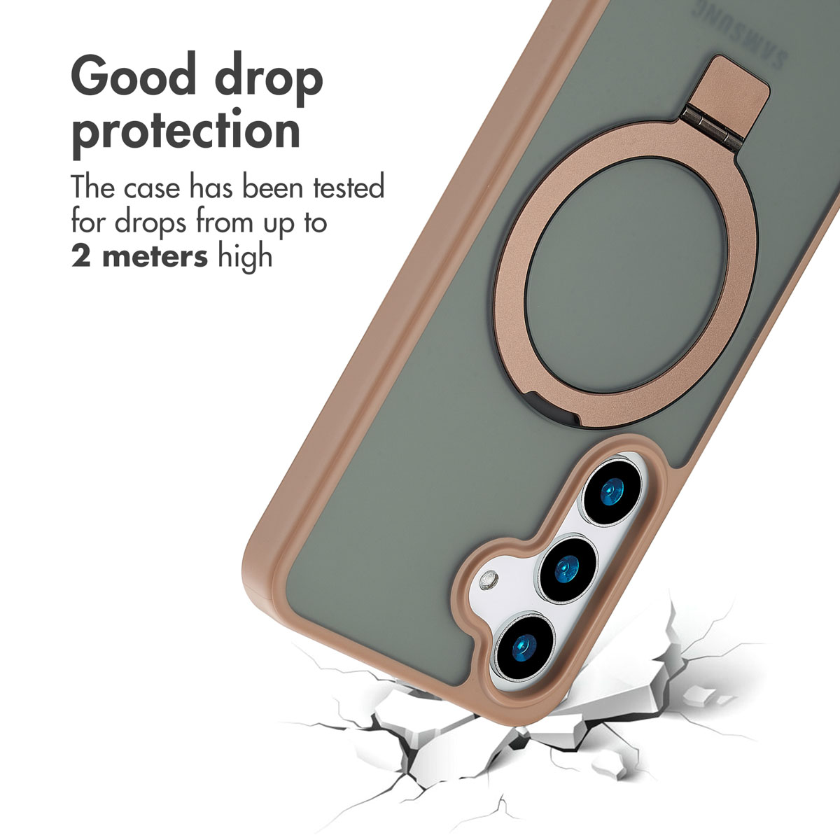 Custodia verde per telefono con anello dorato e fotocamera che cade su un pavimento rotto.