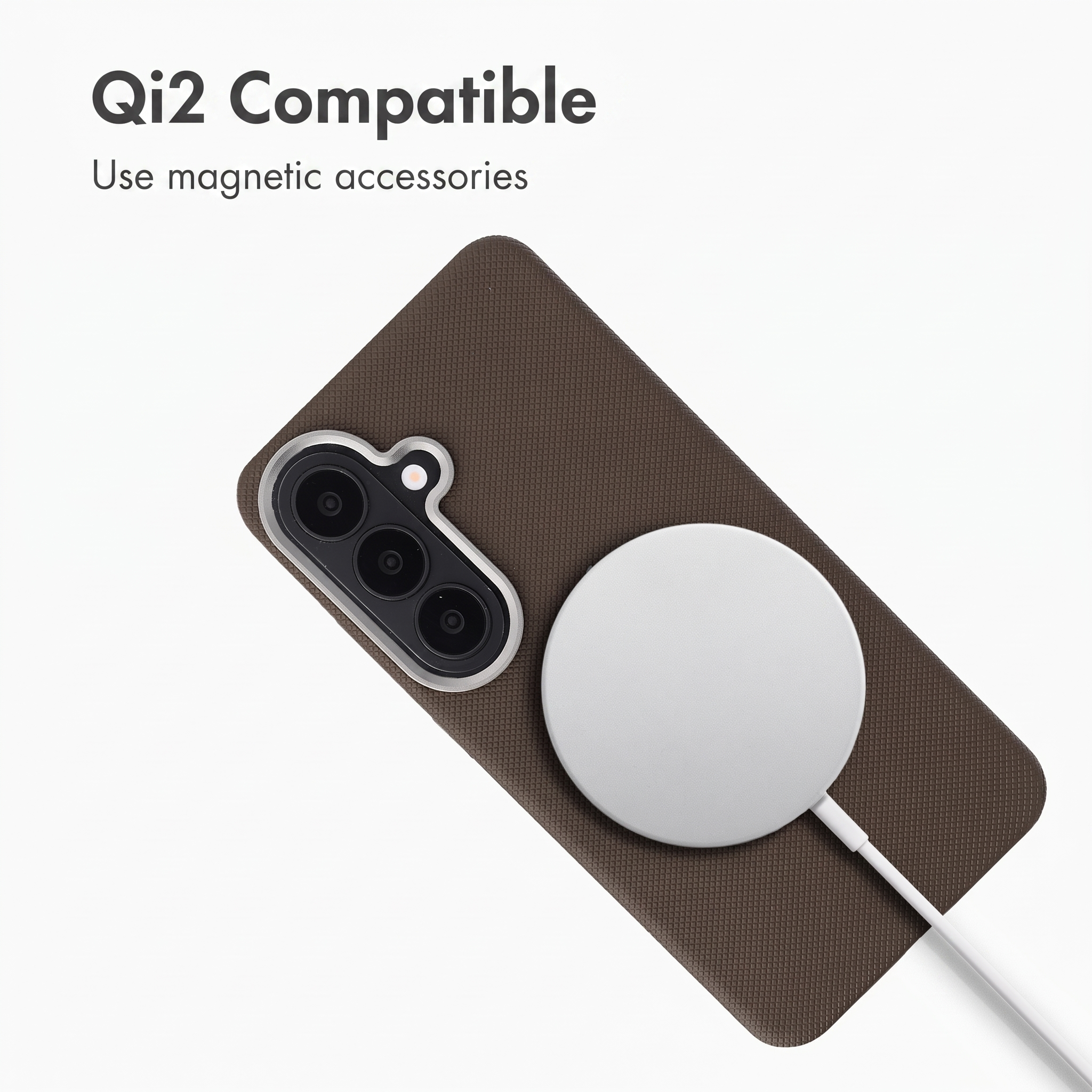 Una custodia per telefono marrone con ritaglio per fotocamera e caricatore magnetico Qi2 bianco su sfondo bianco.