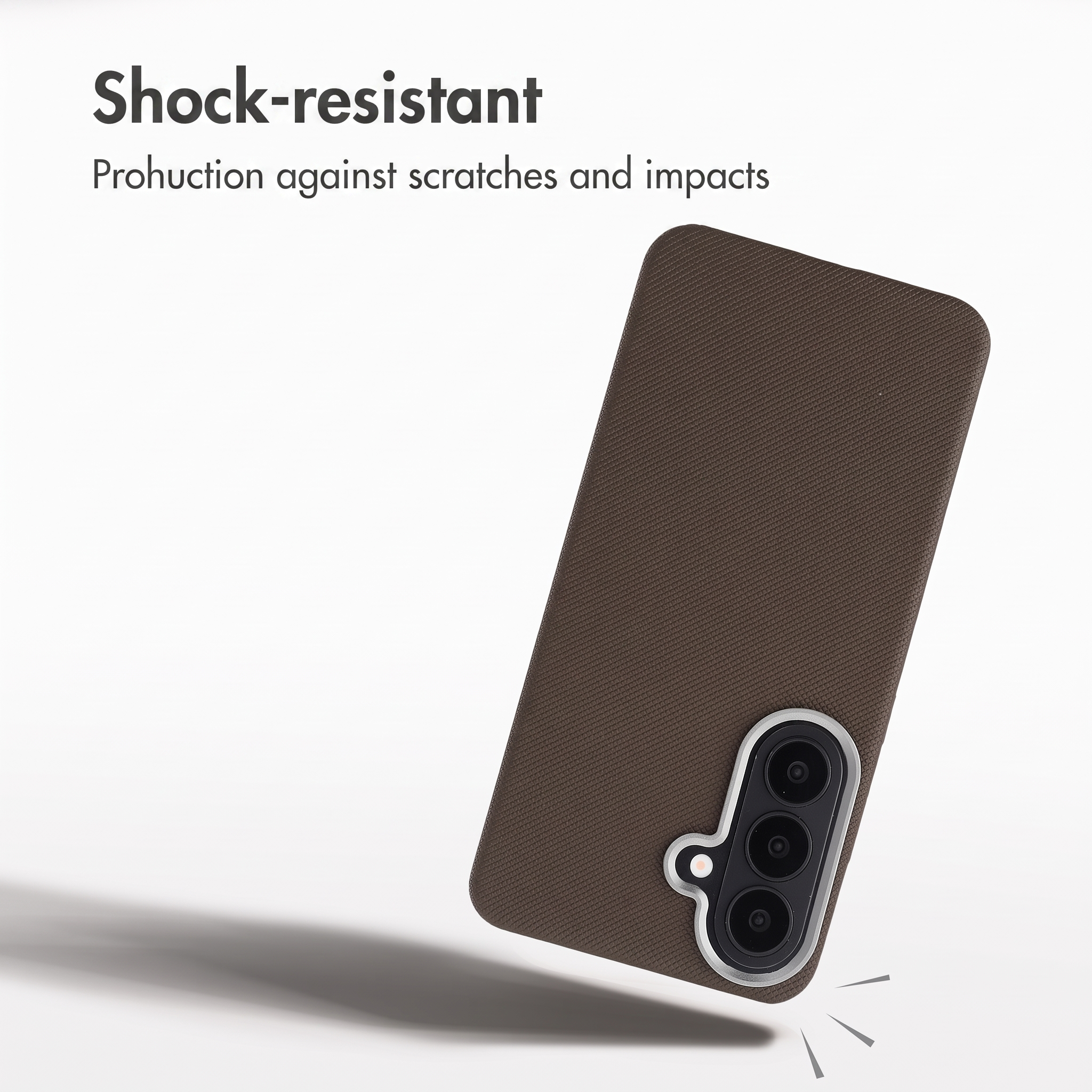 Una cover per smartphone marrone resistente agli urti con apertura per fotocamera su sfondo bianco.
