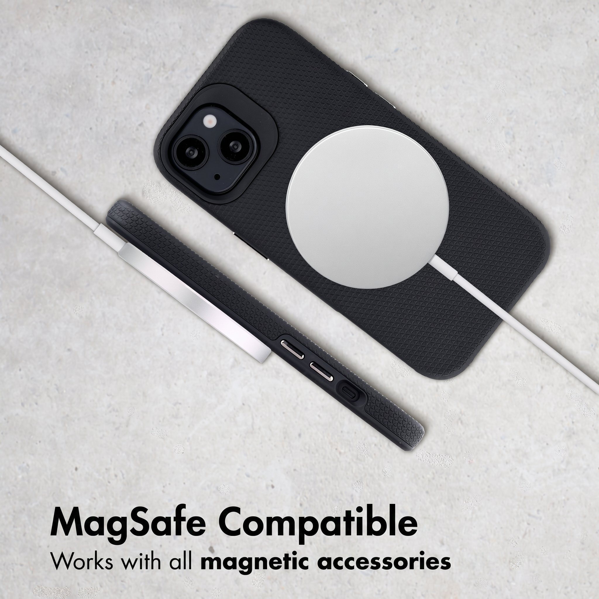 Una funda de teléfono negra con textura y un cargador MagSafe en una superficie gris.