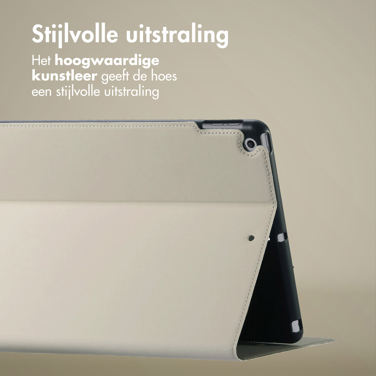 Una custodia per tablet in ecopelle beige si trova su uno sfondo neutro con del testo sopra.