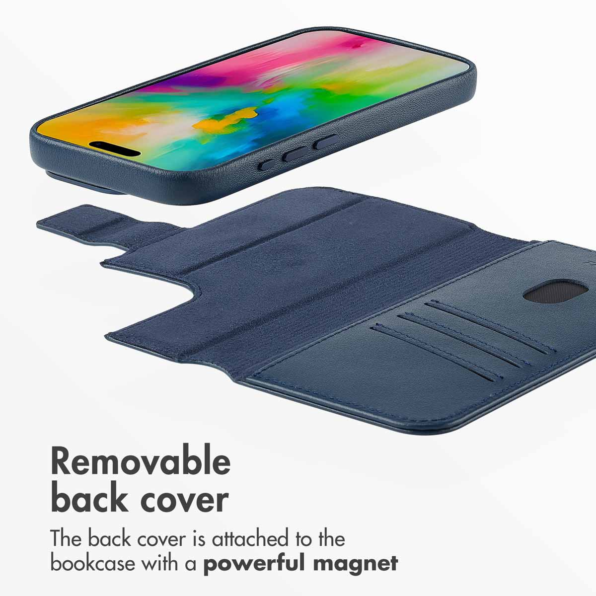 Ein Smartphone in blauer Ledertasche mit abnehmbarer magnetischer Rückseite auf weißem Grund.