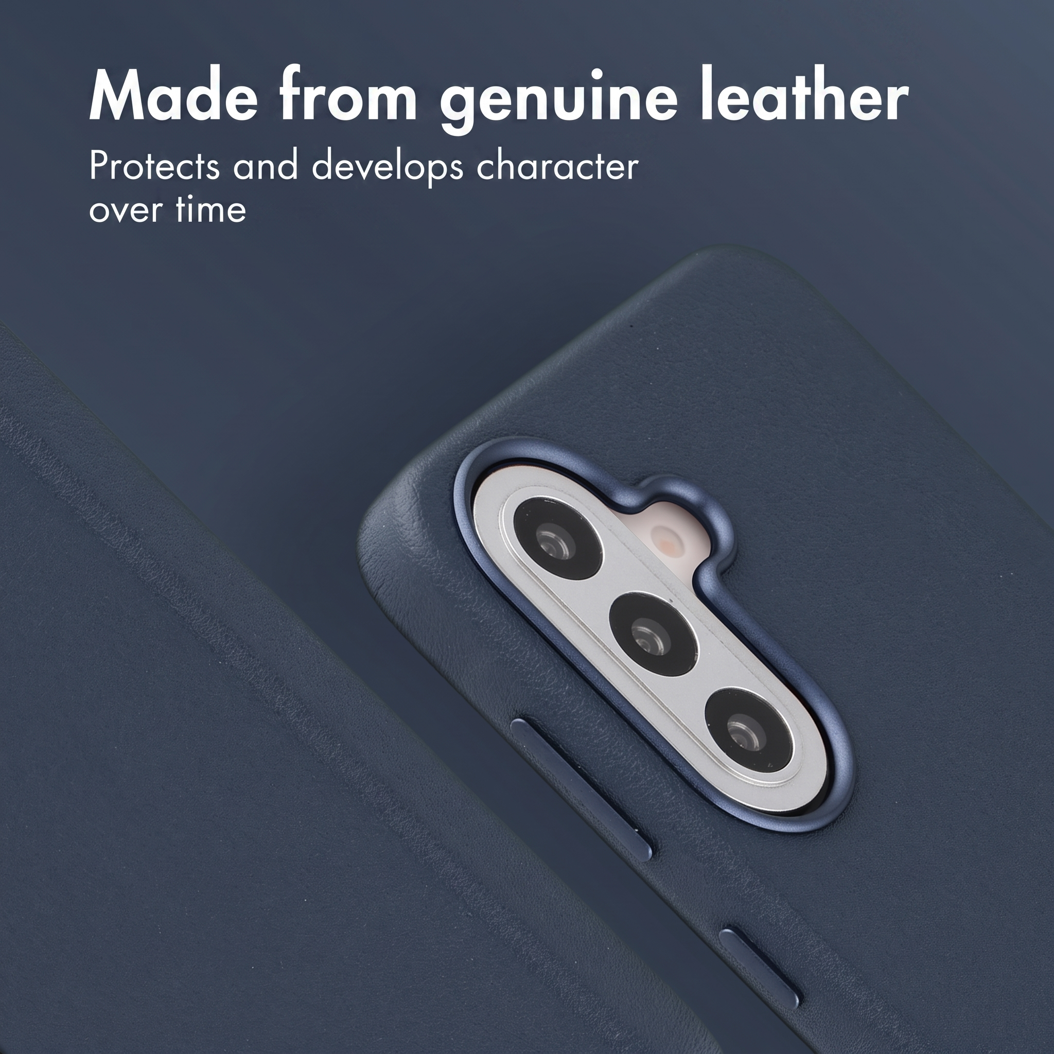 Funda de móvil de cuero azul oscuro centrada en la cámara con texto arriba.