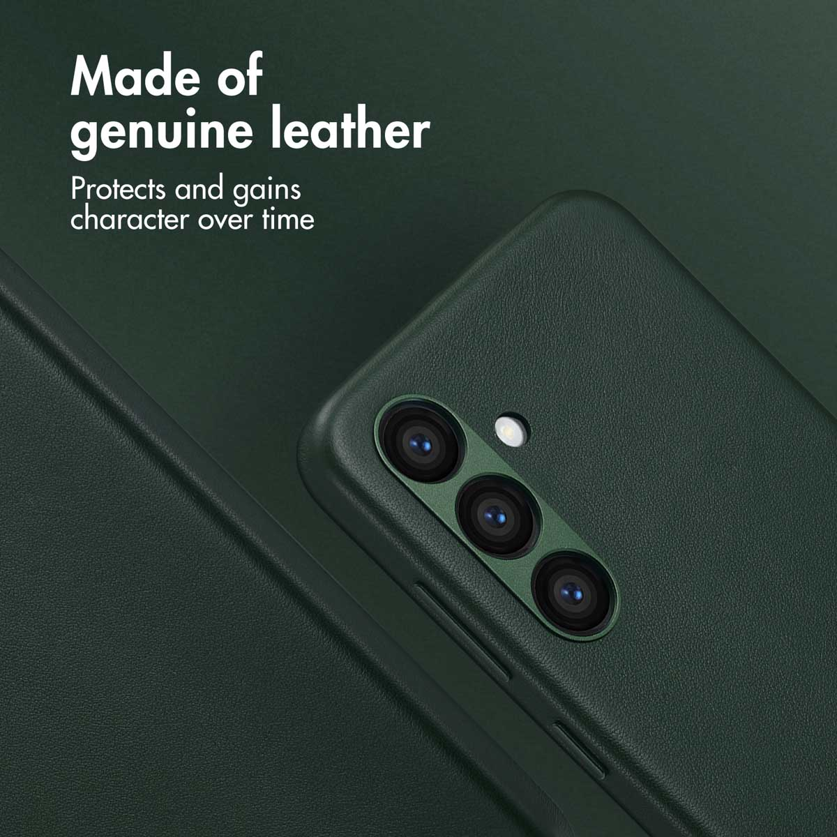 Custodia per smartphone in pelle verde scuro con ritaglio per fotocamera e testo.