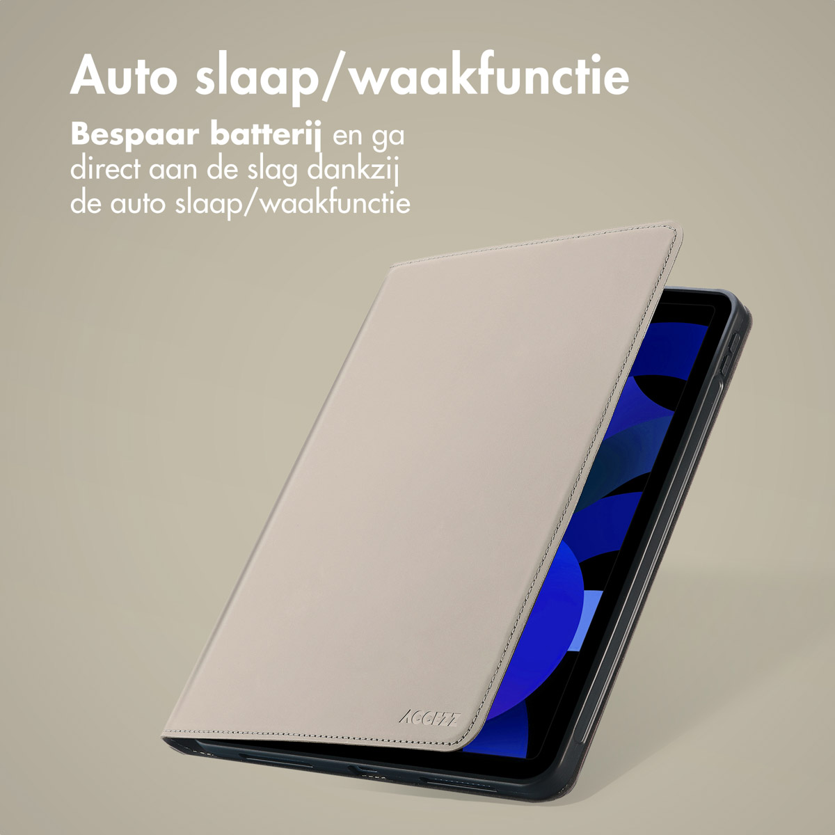 Una custodia per tablet beige con funzione di sospensione poggia su uno sfondo neutro mostrando uno schermo blu.