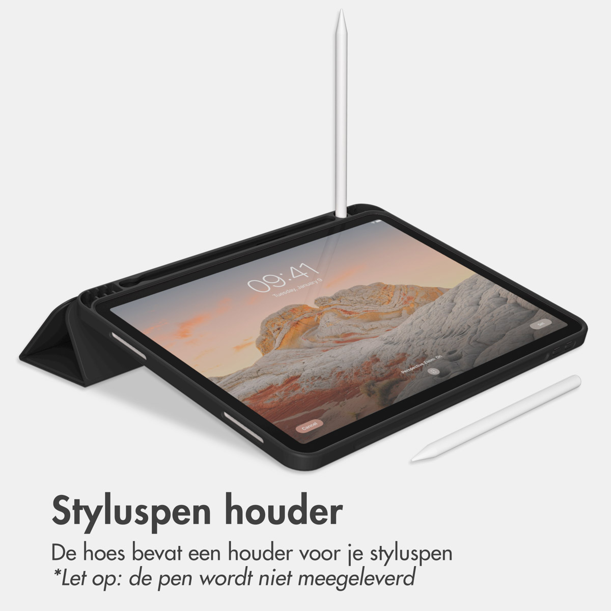 Un tablet in custodia nera con porta stilo su sfondo bianco e testo.