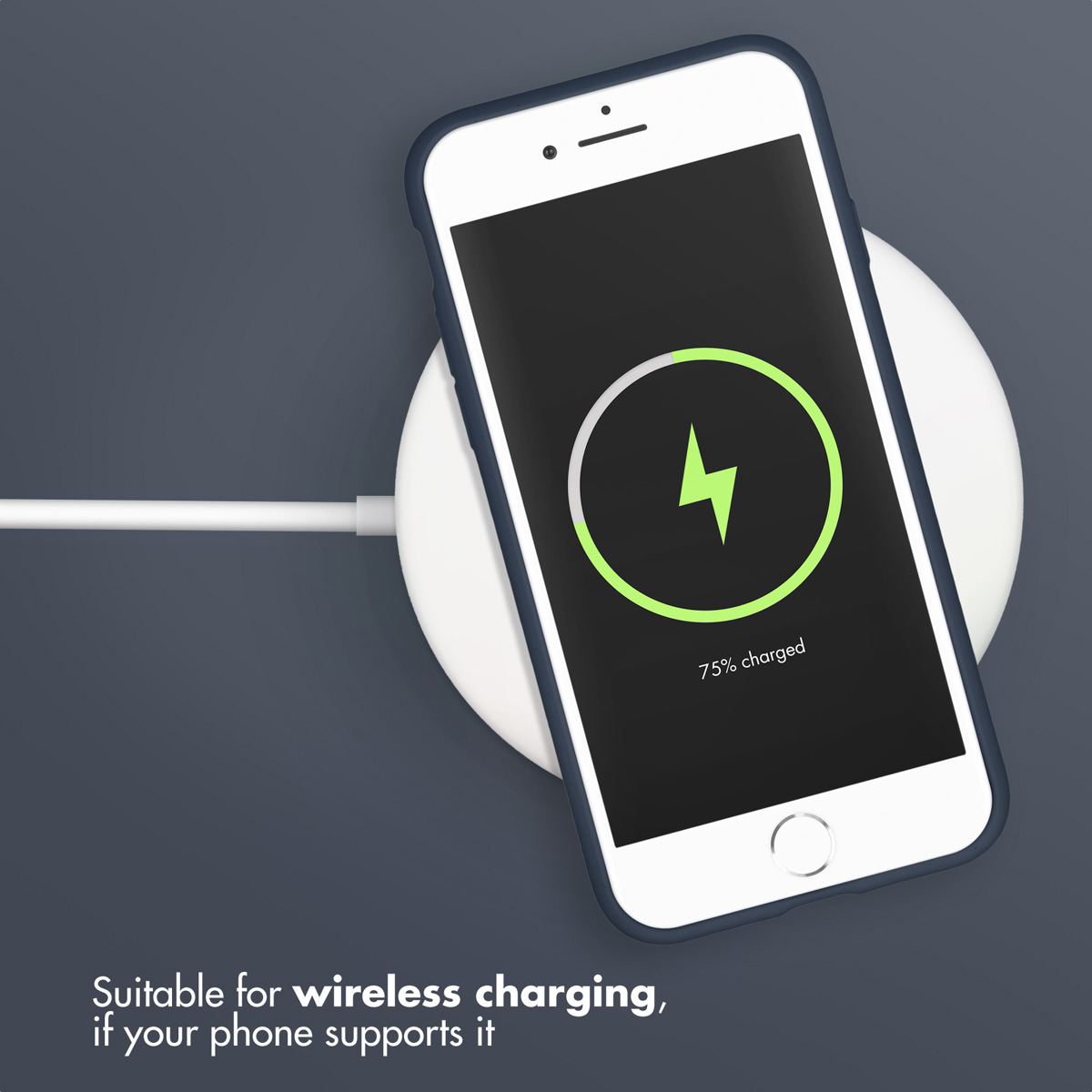 Uno smartphone si ricarica in modalità wireless mostrando il 75 percento di carica.