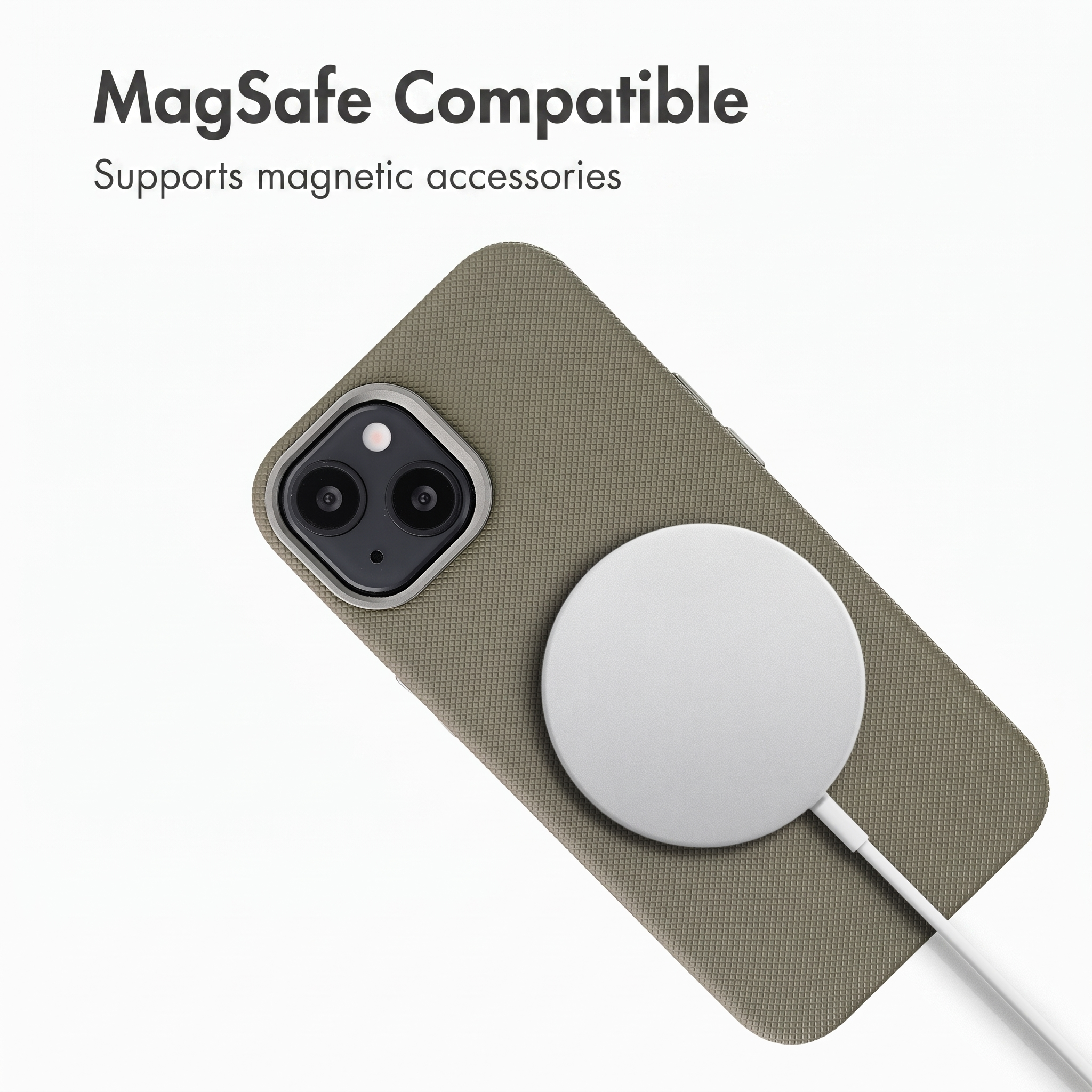 Een smartphone in een textuurhoesje met witte MagSafe-oplader op een witte achtergrond.