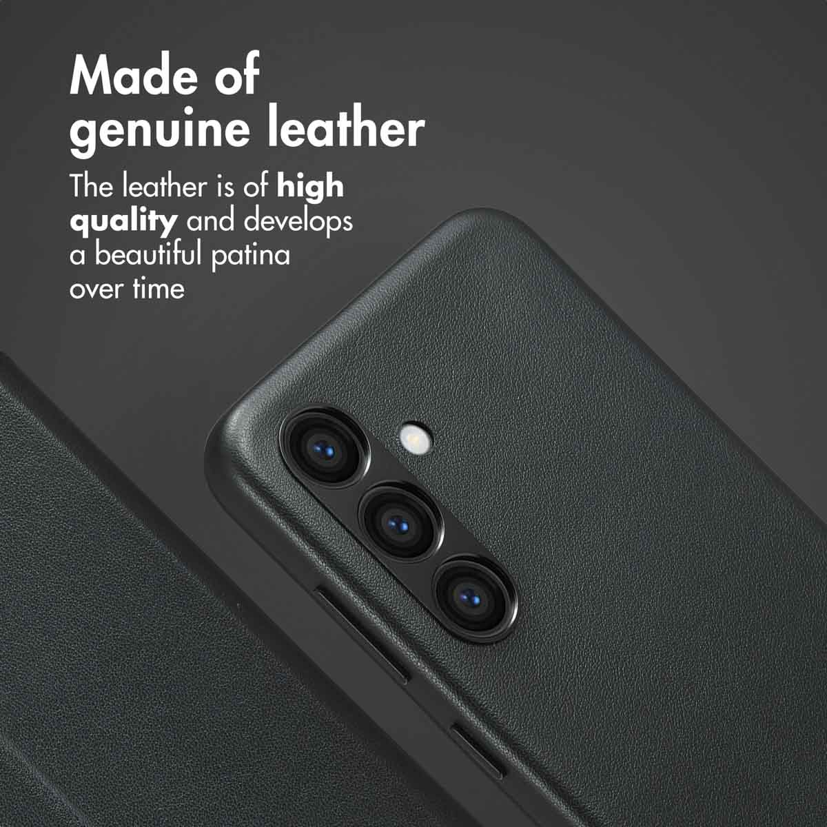 Une coque de smartphone en cuir noir avec triple capteur photo sur fond sombre, mettant en valeur sa texture.