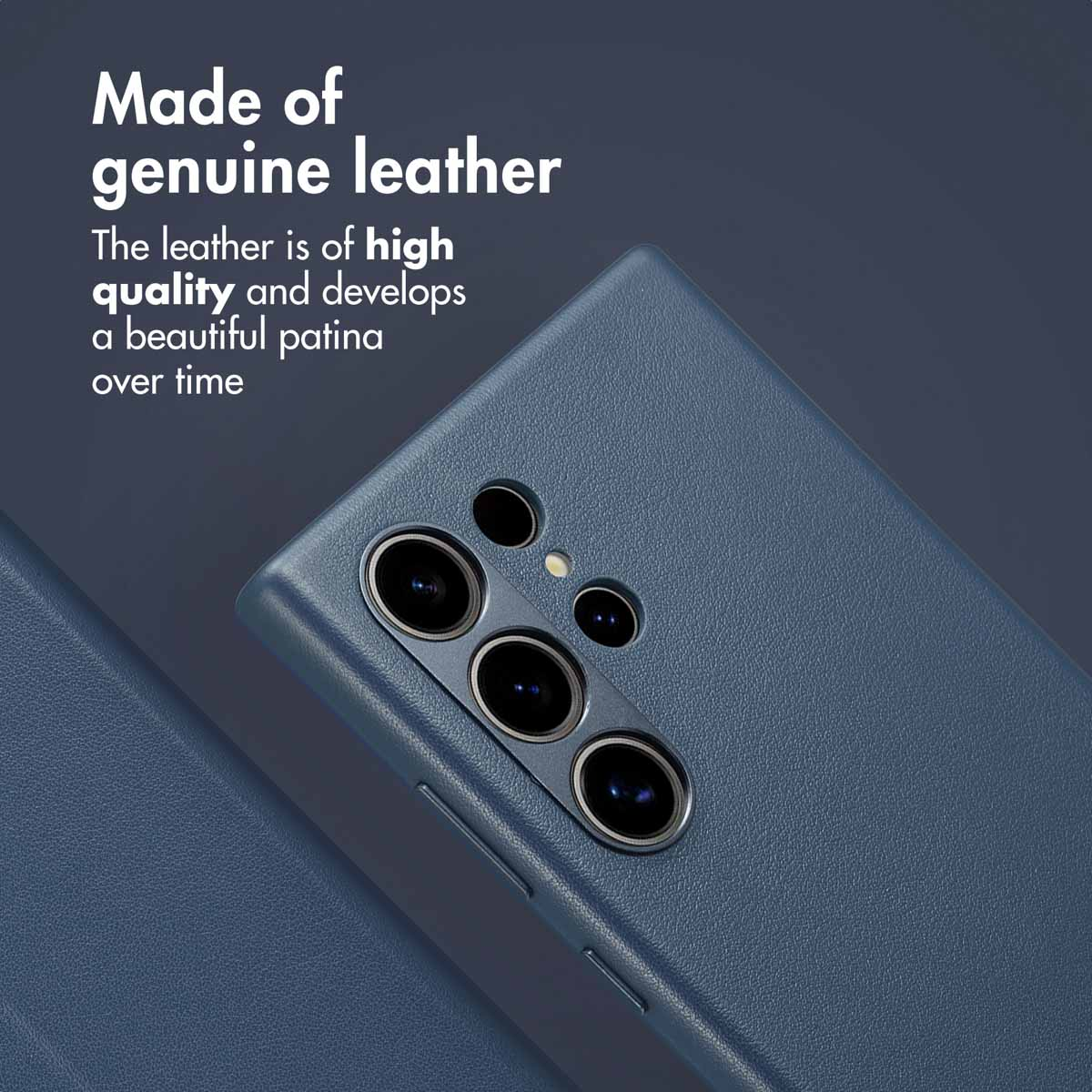 Coque de téléphone en cuir véritable bleu avec découpe pour appareil photo et texte sur la patine.