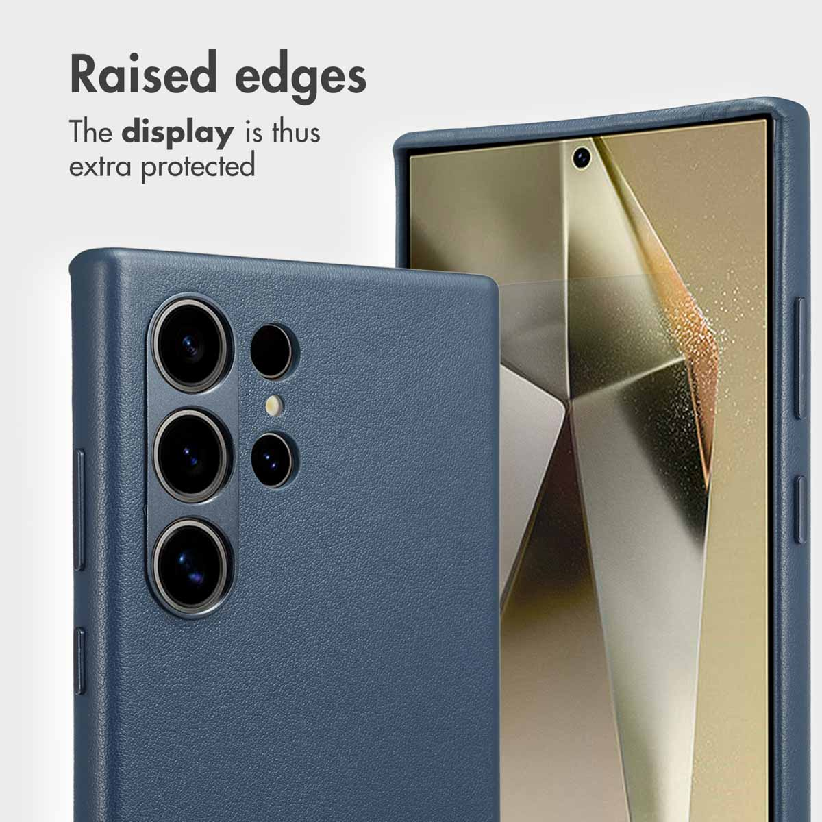 Un smartphone dans un étui en cuir bleu montre des bords surélevés protégeant l'écran et les caméras.