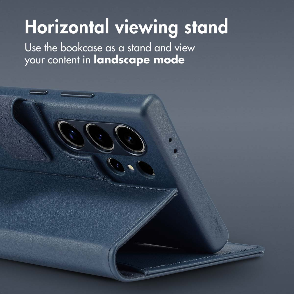 Un étui de smartphone en cuir bleu foncé sert de support horizontal, avec du texte.