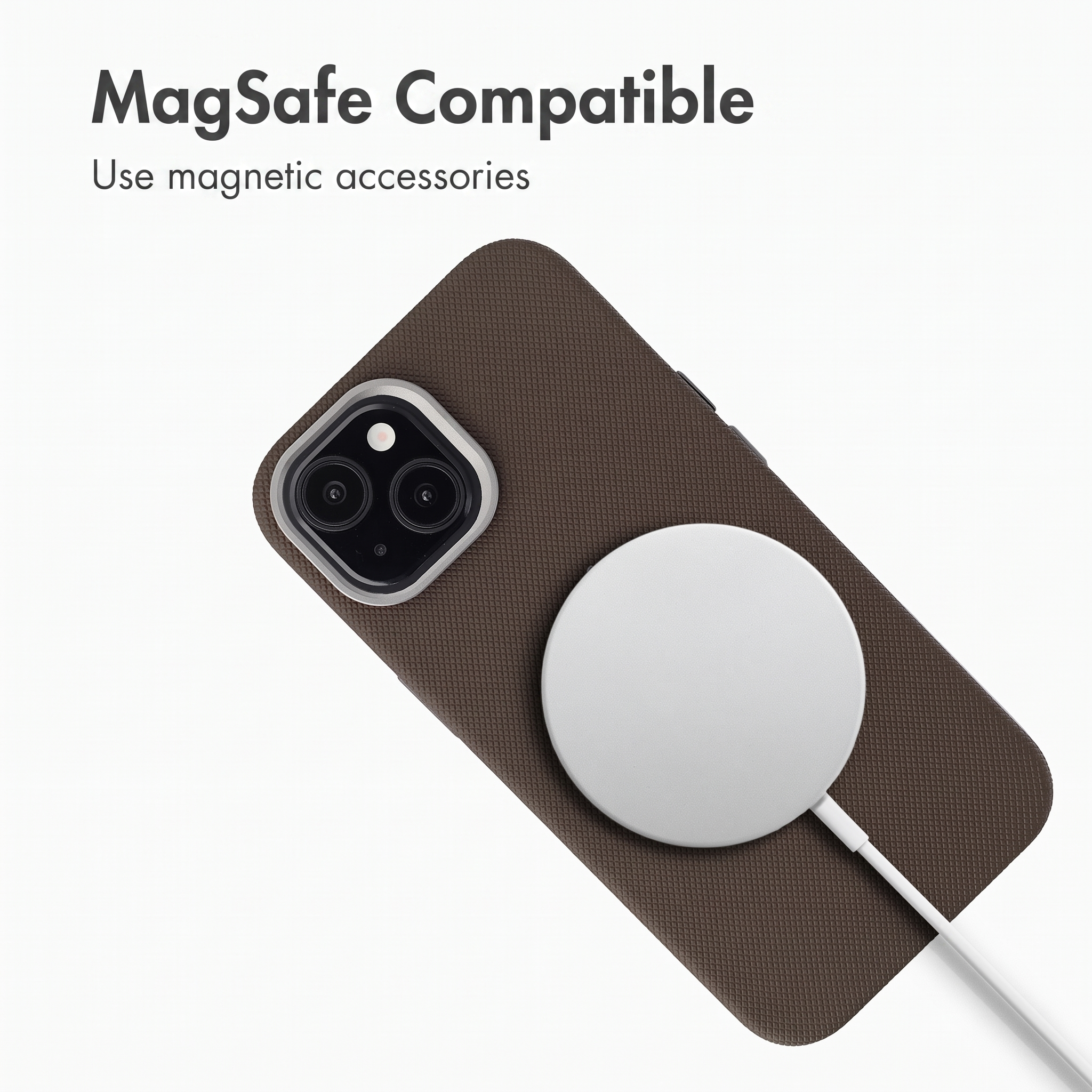 Een bruine telefoonhoes met MagSafe-oplader op witte achtergrond, met tekst.