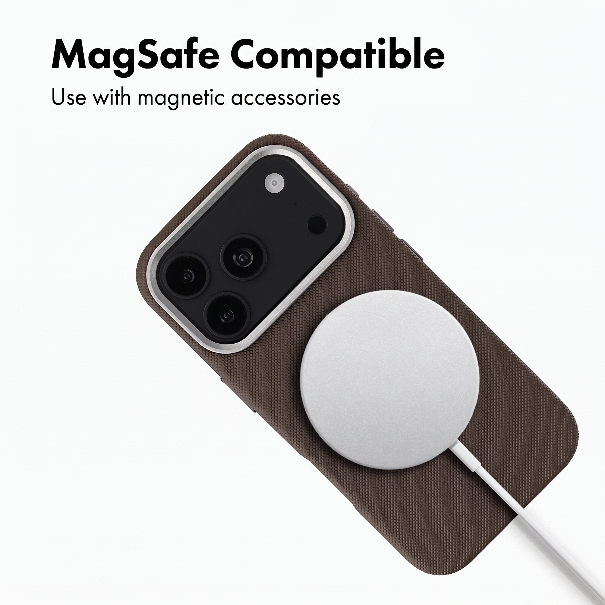 Uno smartphone in custodia marrone con caricatore MagSafe bianco.