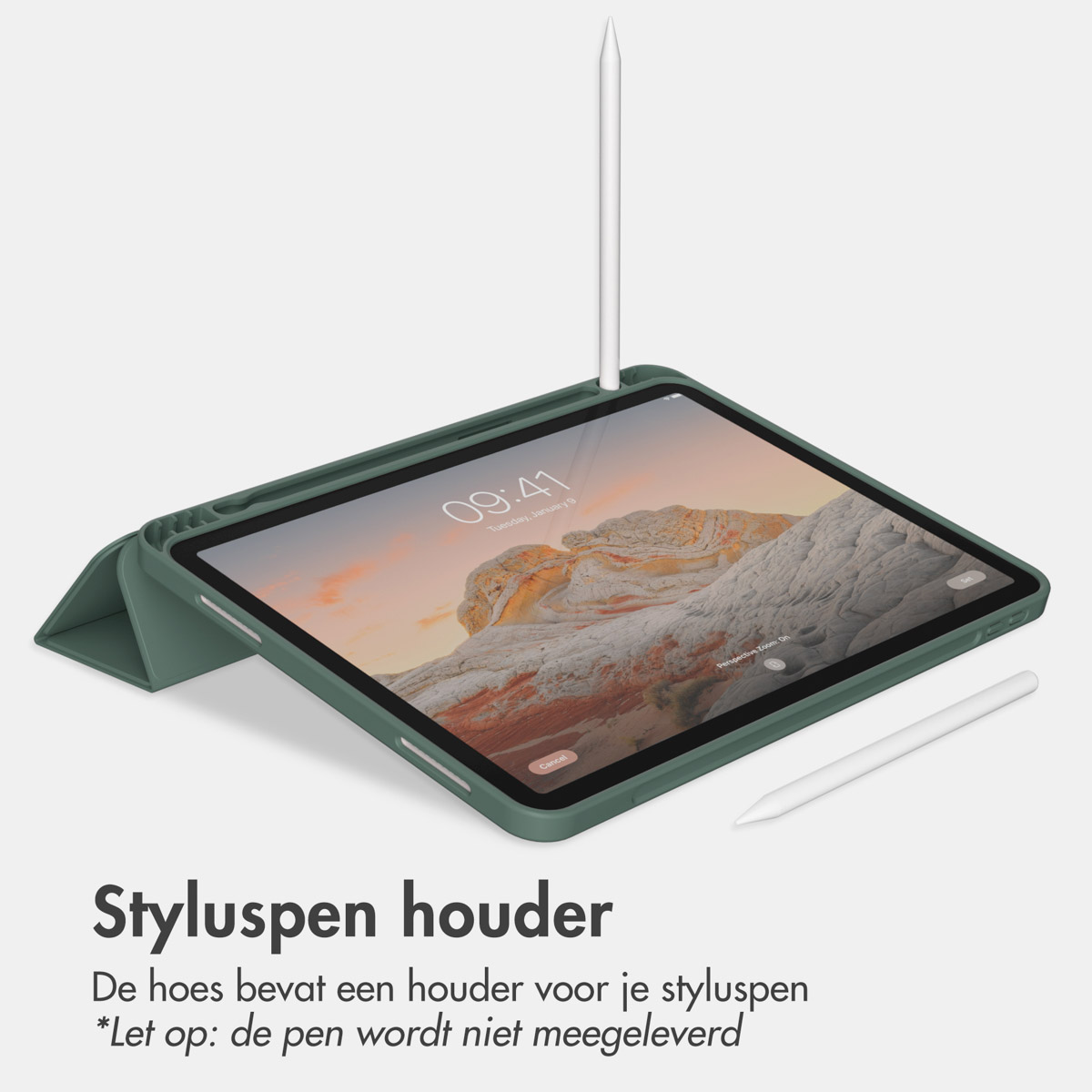 Una custodia per tablet verde con portapenna, una penna inserita e un'altra accanto.