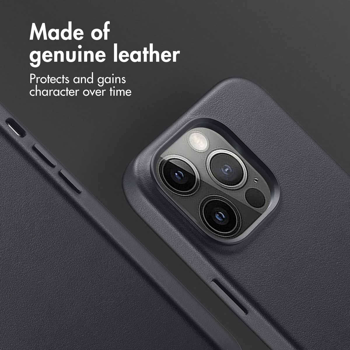 Custodia protettiva in pelle scura per smartphone con tripla fotocamera. Testo: Made of genuine leather.