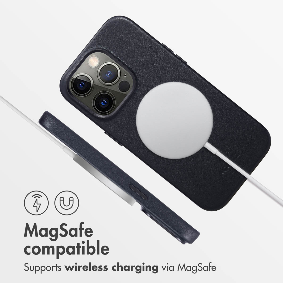 Uno smartphone nero in custodia con caricabatterie MagSafe bianco su sfondo bianco e scritta MagSafe.