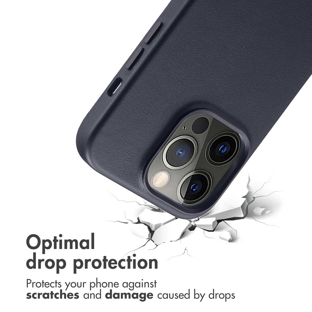 Custodia per telefono blu scuro con tripla fotocamera, su superficie bianca con crepe e testo di protezione.
